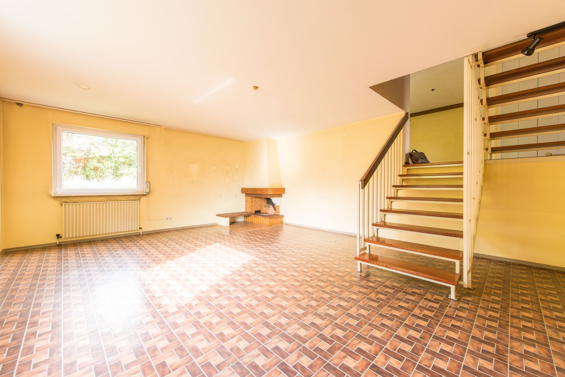 Wohnzimmer auf Höhe der Gartenebene. Der Boden ist aus PVC - Oliver Reifferscheid - Immobilienmakler Darmstadt