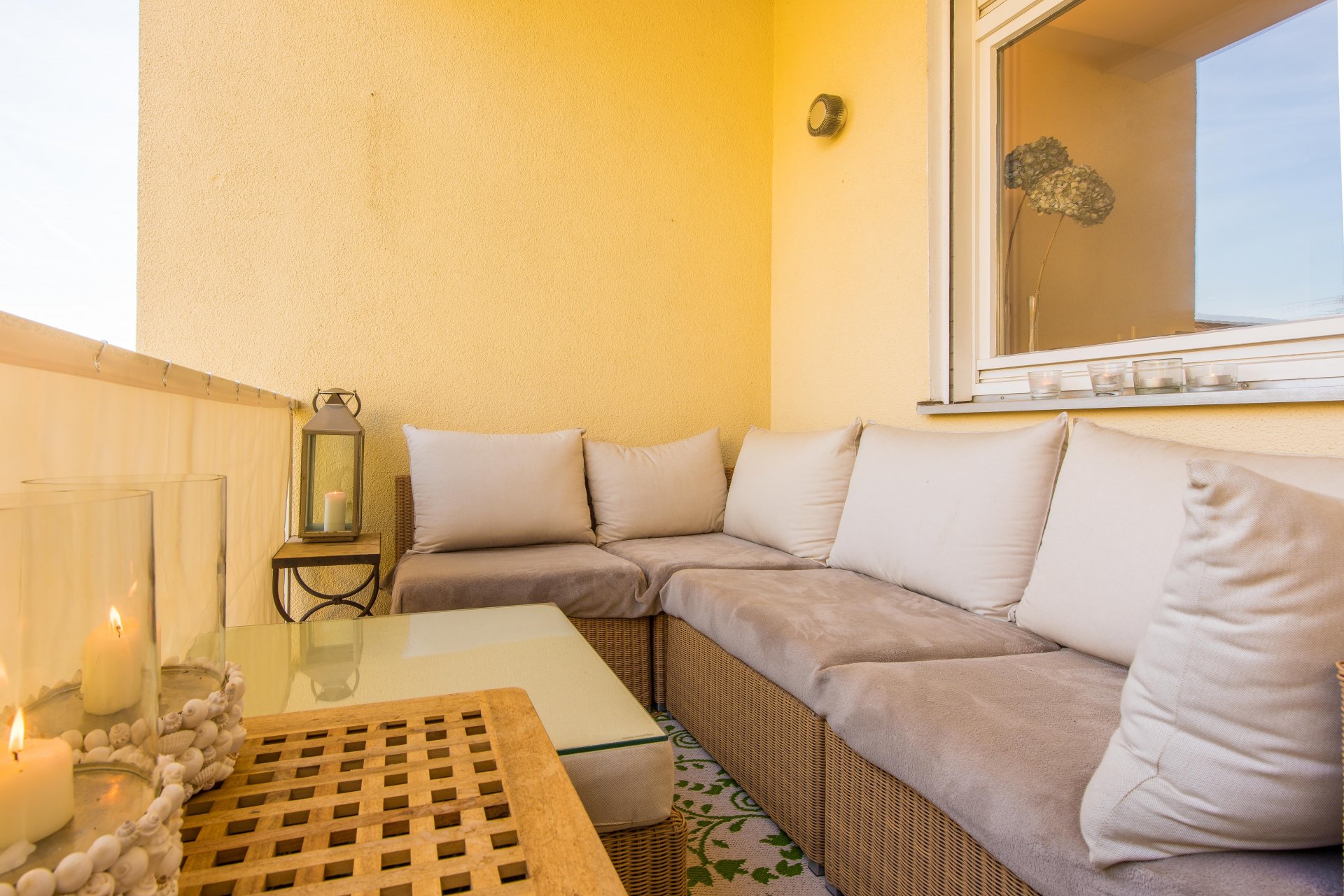 Total schnuckeliger, überdachter, großer Balkon. hier gilt die Devise: Sie sehen alles, aber keiner sieht Sie! - Oliver Reifferscheid - Immobilienmakler Darmstadt