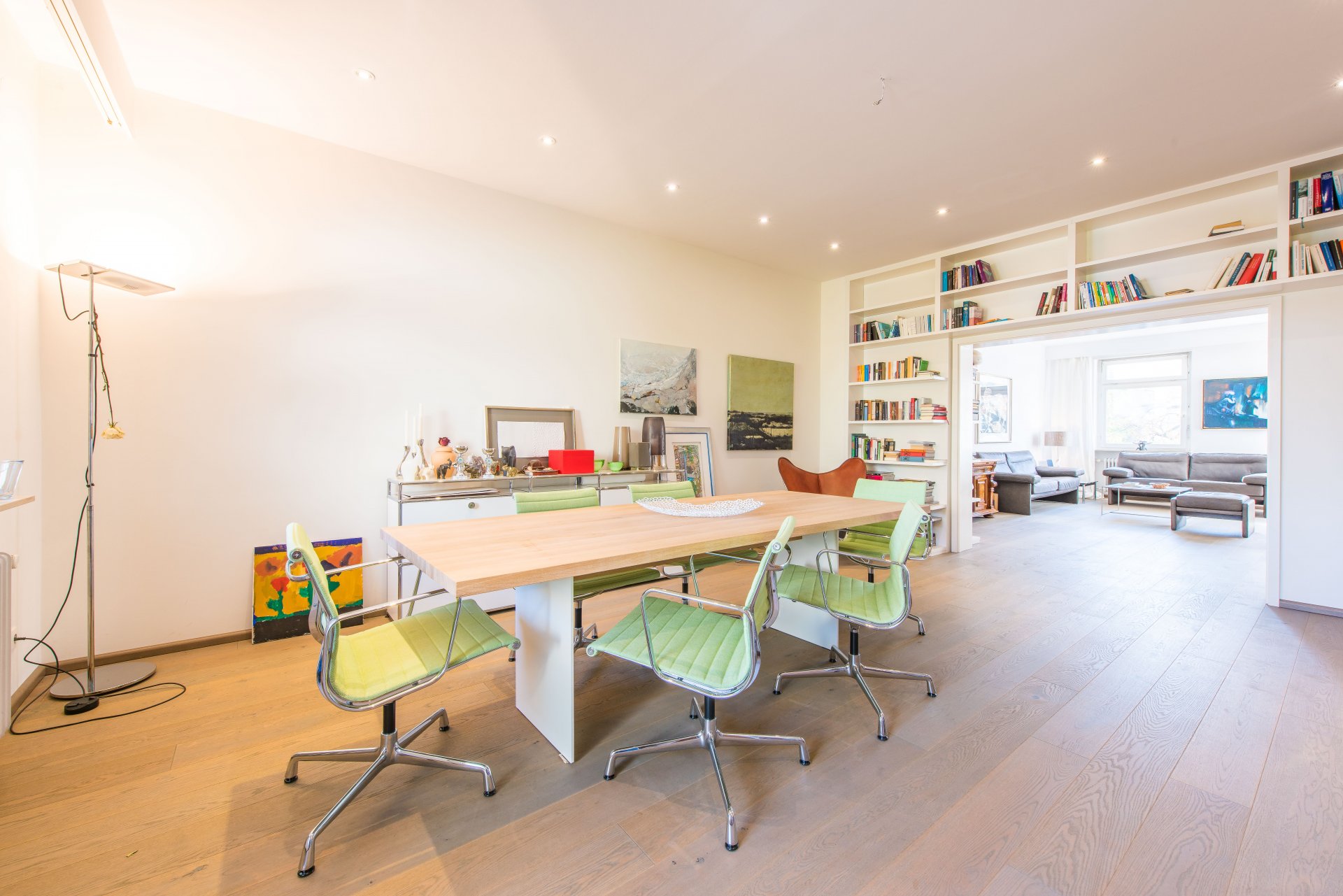Esszimmer mit halboffener Raumaufteilung zum Wohnzimmer hin. Das moderne, indirekt beleuchtete Regal ist inkl. - Oliver Reifferscheid - Immobilienmakler Darmstadt