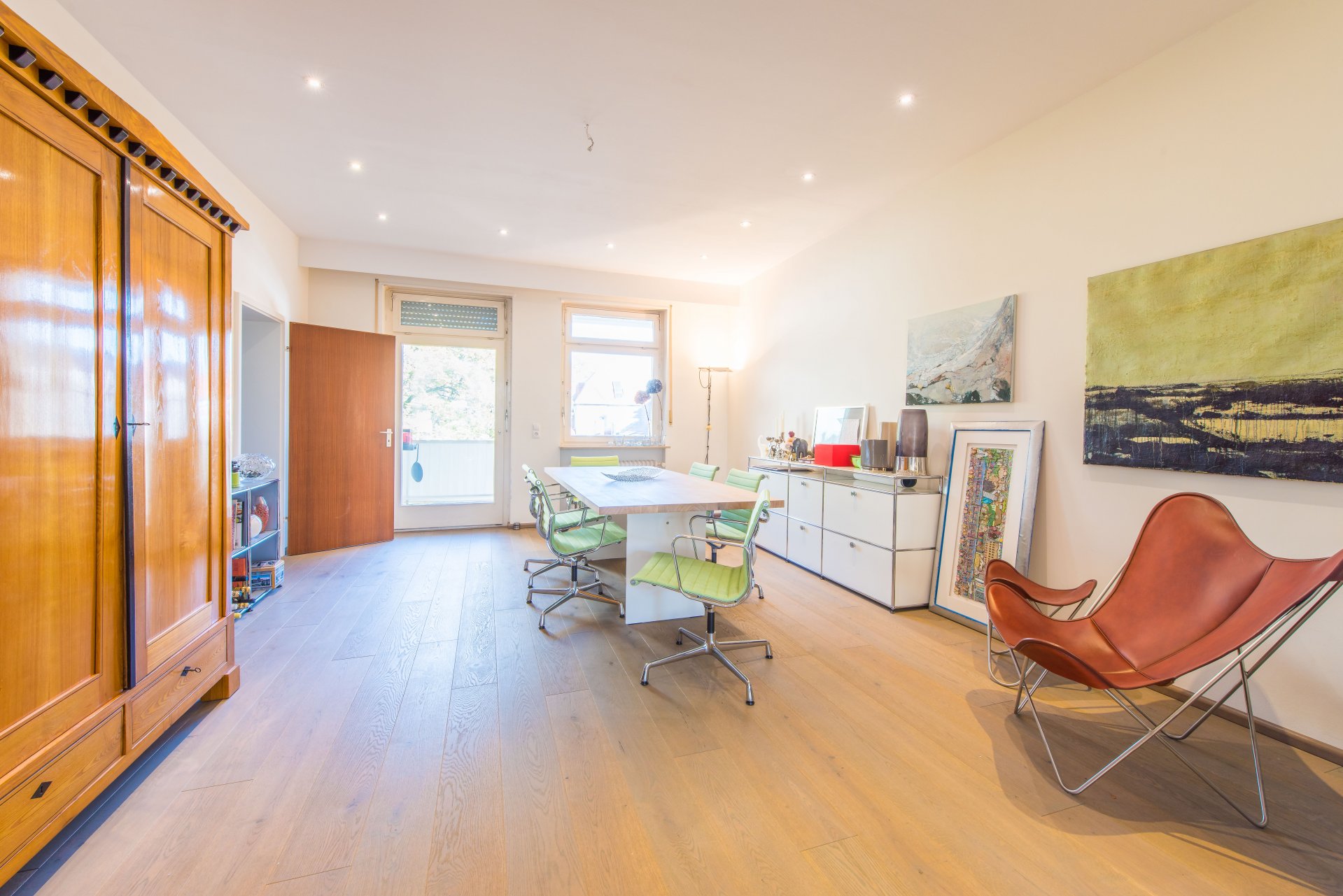 Großes Esszimmer mit Fenster zum Balkon - Oliver Reifferscheid - Immobilienmakler Darmstadt
