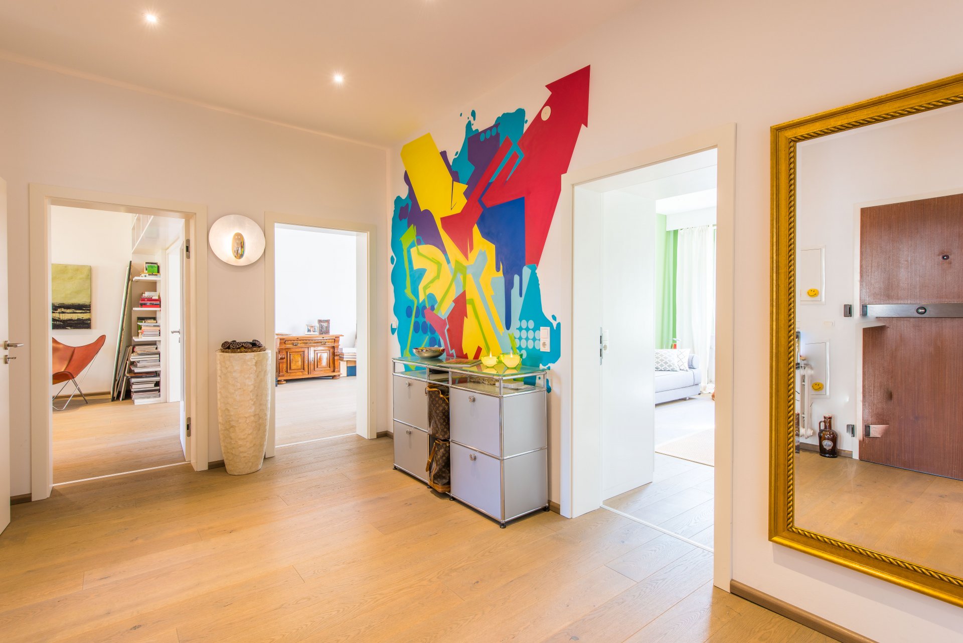 Geräumiger Zentralflur mit vielen Downlights. Die Verkehrswege der Wohnung wurden auf ein attraktives Minimum reduziert und sind dennoch sehr gut nutzbar - Oliver Reifferscheid - Immobilienmakler Darmstadt