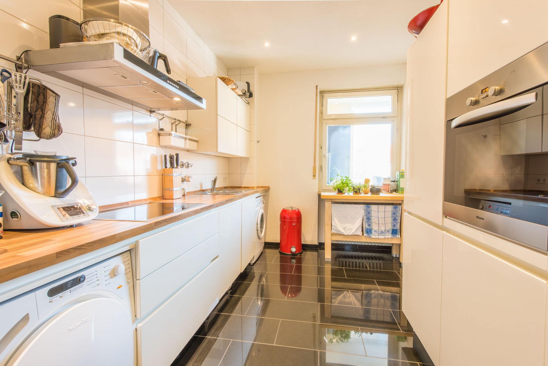 Die Einbauküche vom namenhaften Küchenhersteller Alno ist im Kaufpreis der Wohnung enthalten - Oliver Reifferscheid - Immobilienmakler Darmstadt