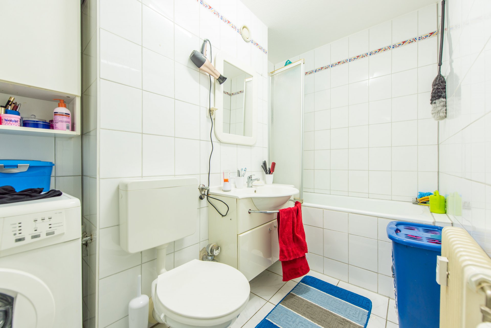 Bad mit Wanne, WC und einer praktischen Niesche für die Waschmaschiene. Ein sparates Gäste WC steht ebenfalls zur Verfügung - Oliver Reifferscheid - Immobilienmakler Darmstadt