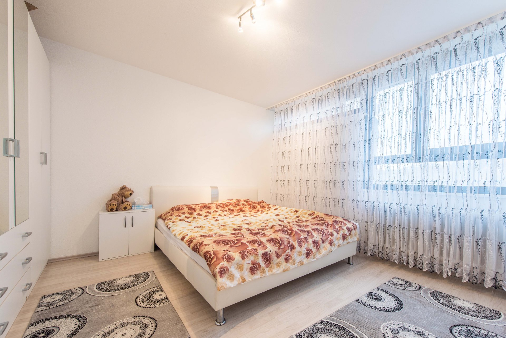 Großes Schlafzimmer mit modernem, gepflegtem Laminat - Oliver Reifferscheid - Immobilienmakler Darmstadt