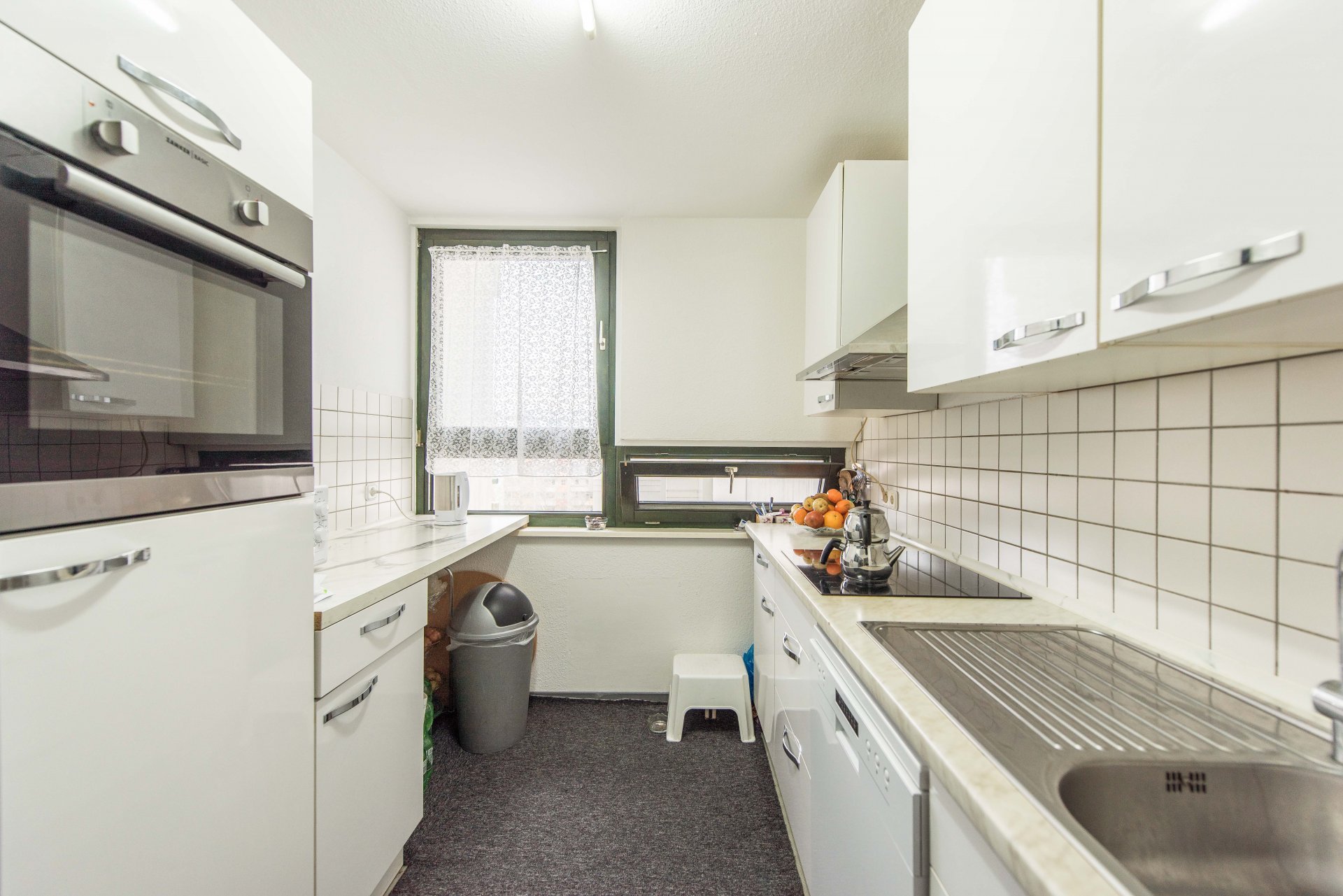 Küche mit weißem Fliesenspiegel - Oliver Reifferscheid - Immobilienmakler Darmstadt