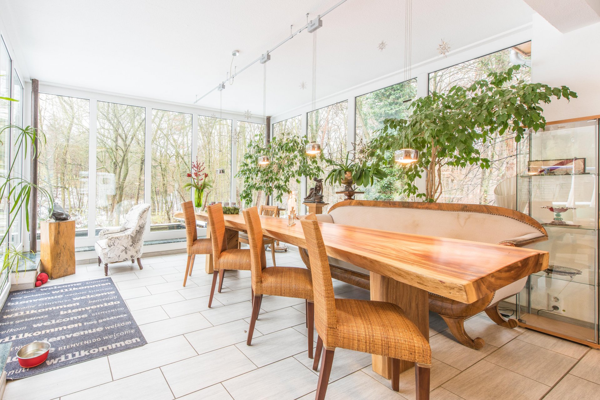 Essen im Wintergarten mit bodentiefen, deckenhohen Fenstern - rundherum Natur - Oliver Reifferscheid - Immobilienmakler Darmstadt