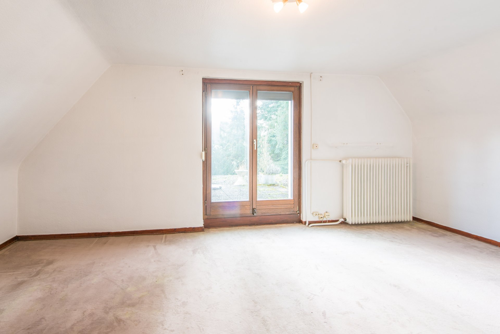Elternschlafzimmer im Dachgeschos mit doppelflügligen, bodentiefen Fenstertüren zur Dachterrasse - Oliver Reifferscheid - Immobilienmakler Darmstadt