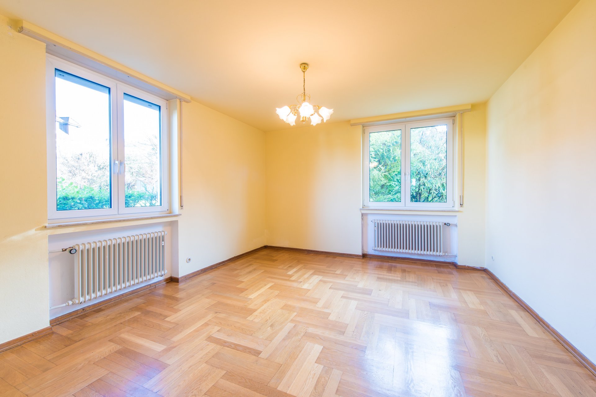 Schlafzimmer mit Vollholzparkett aus Eiche - Oliver Reifferscheid - Immobilienmakler Darmstadt