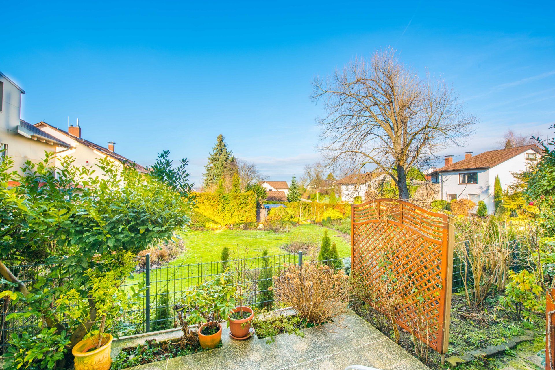 Zur Wohnung gehört ein kleiner Garten mit sogar ein bischen Blick in die Rheinebene - Oliver Reifferscheid - Immobilienmakler Darmstadt