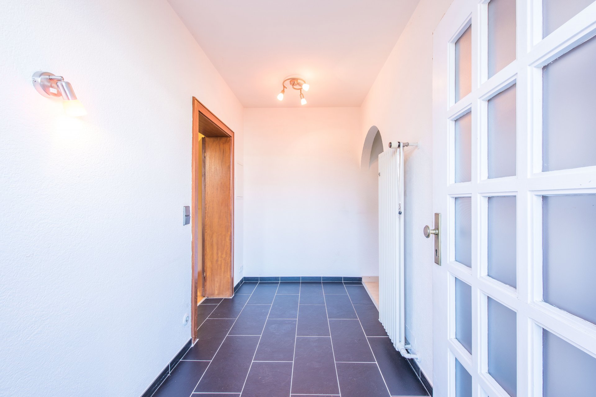 Gediegener Flur direkt hinter der schönen Eingangstür - Oliver Reifferscheid - Immobilienmakler Darmstadt