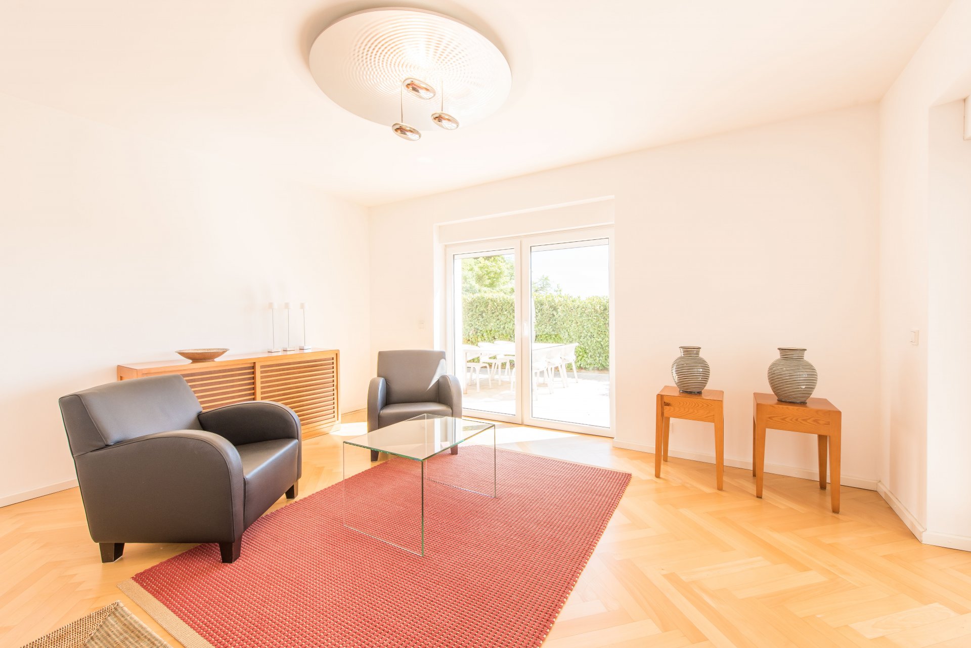 Loungebereich hinterm Wohnzimmer - Oliver Reifferscheid - Immobilienmakler Darmstadt