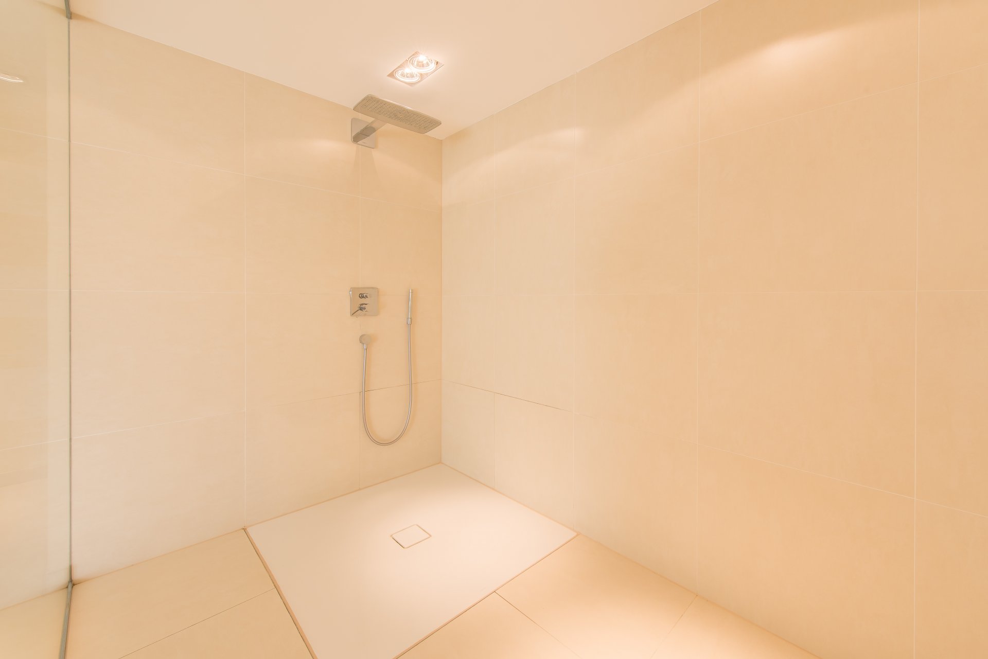 Sehr großzügige Dusche - Oliver Reifferscheid - Immobilienmakler Darmstadt