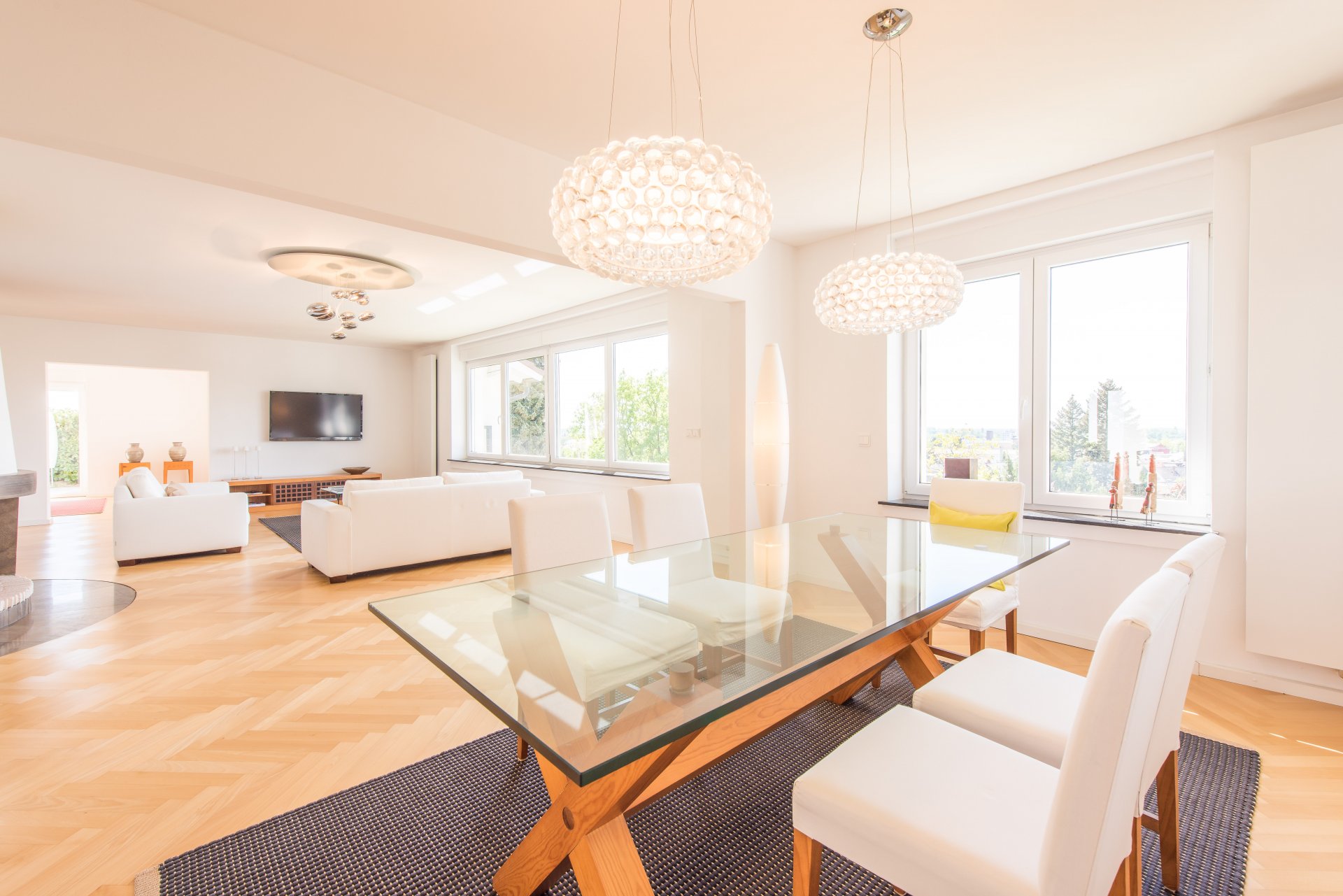 Offener Wohn-Essbereich mit hochwertigem Vollholzparkett  - Oliver Reifferscheid - Immobilienmakler Darmstadt