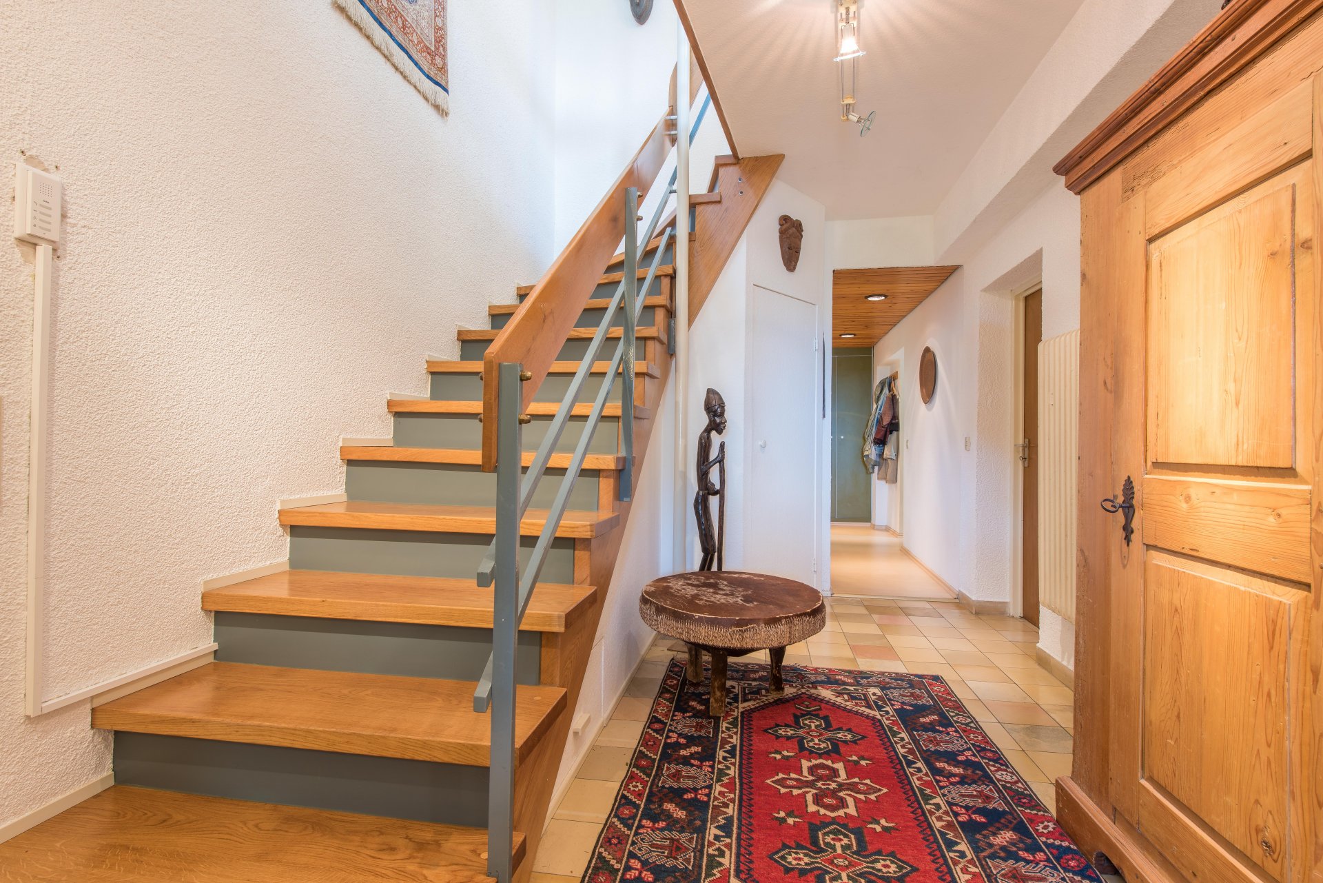 Vintage Treppe zum Hauptgeschoß - Oliver Reifferscheid - Immobilienmakler Darmstadt