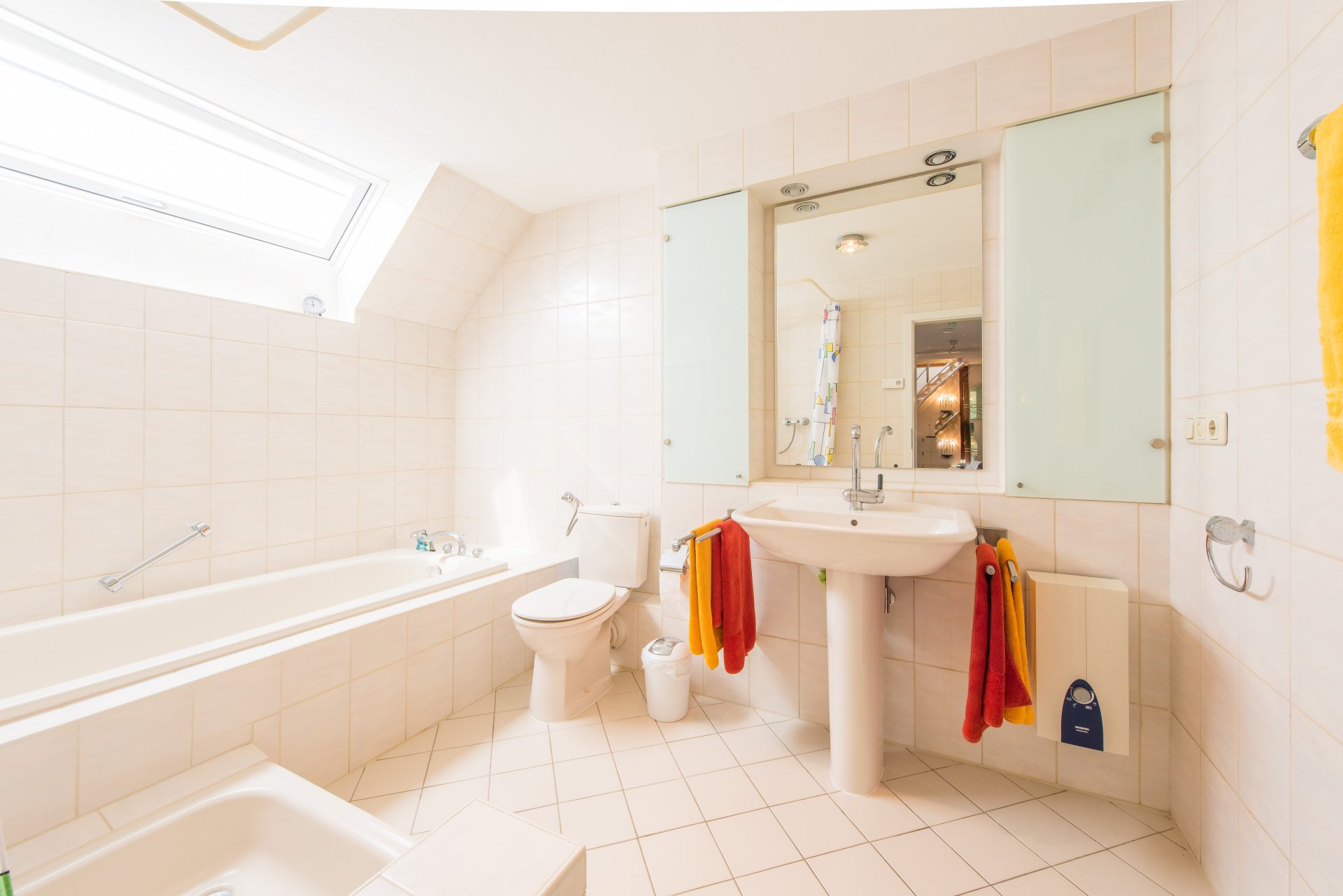 Tageslichtbad mit Wanne und Dusche - Oliver Reifferscheid - Immobilienmakler Darmstadt