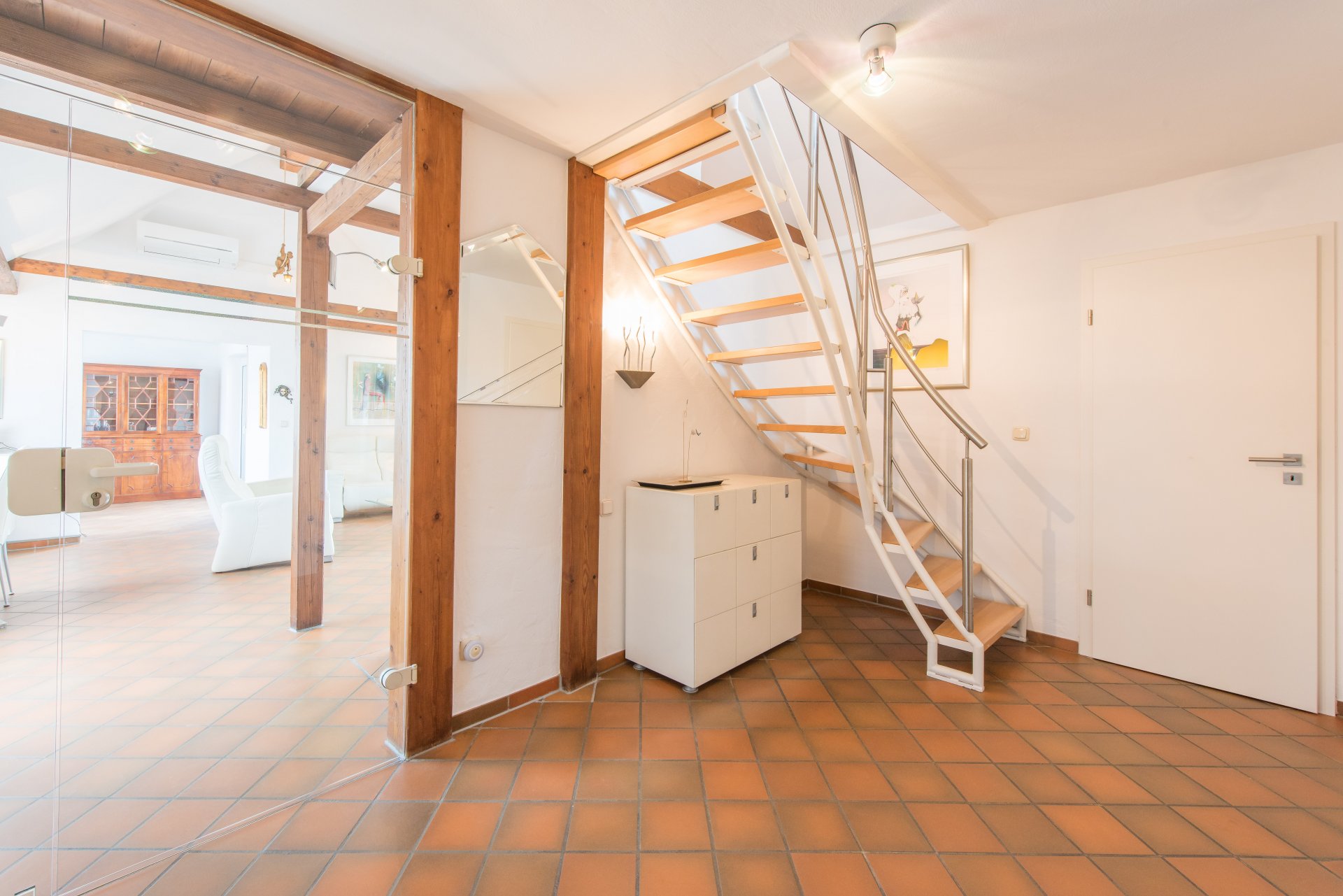 Leichte Holz Stahltreppe zum oberen Geschoss - Oliver Reifferscheid - Immobilienmakler Darmstadt