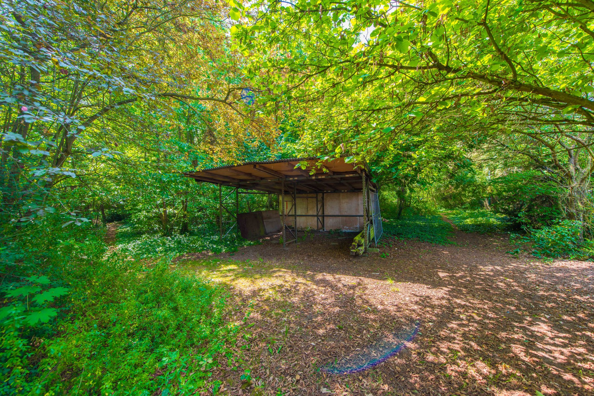 Ein bestehender Carport auf dem Gelände - Oliver Reifferscheid - Immobilienmakler Darmstadt