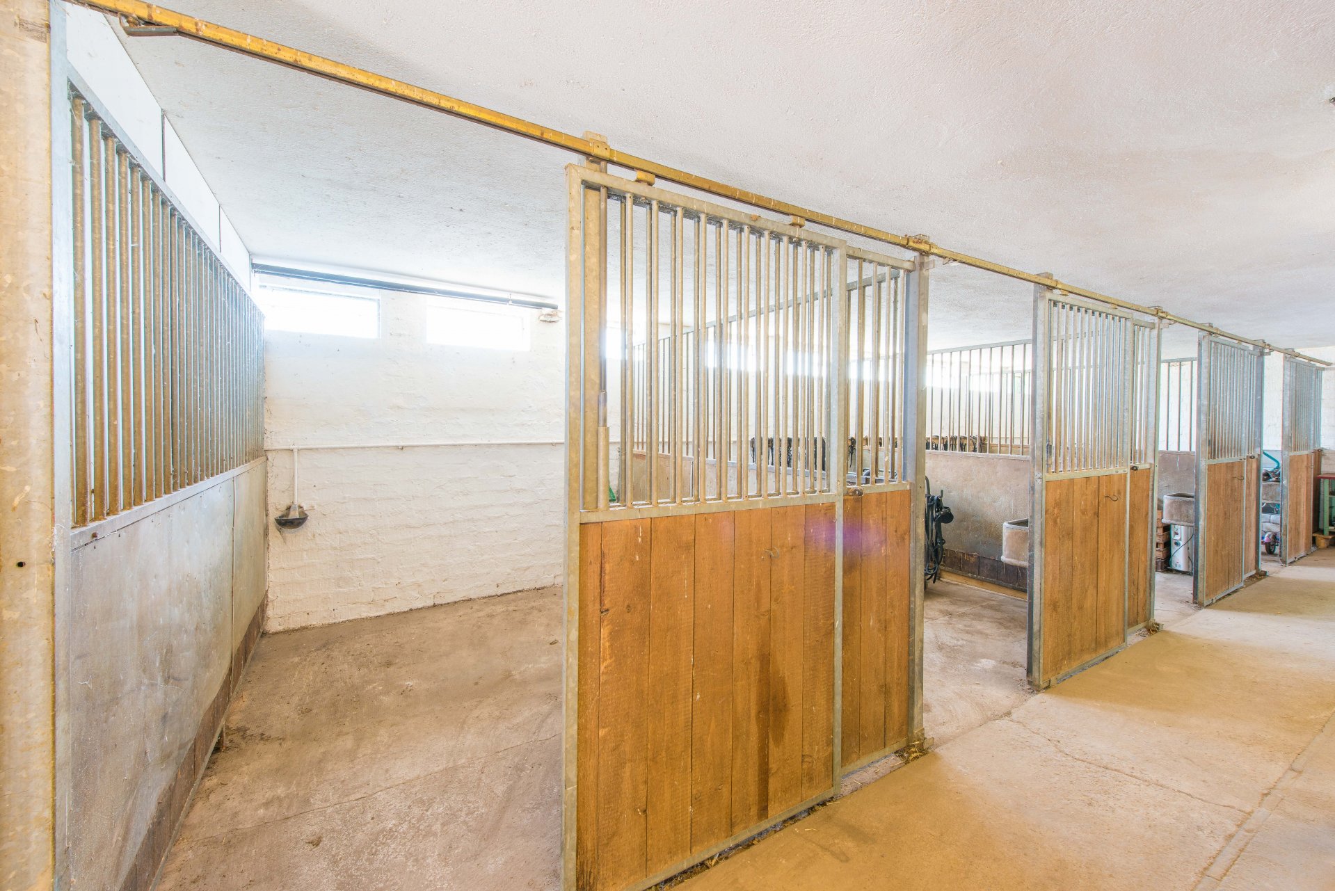 4 gepflegte Pferdeboxen im großen Stall-, Scheunengebäude - Oliver Reifferscheid - Immobilienmakler Darmstadt