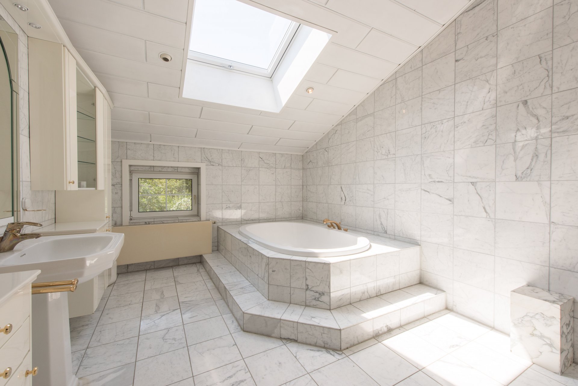 Riesiges Luxusbad mit Badespaß für zwei - Oliver Reifferscheid - Immobilienmakler Darmstadt