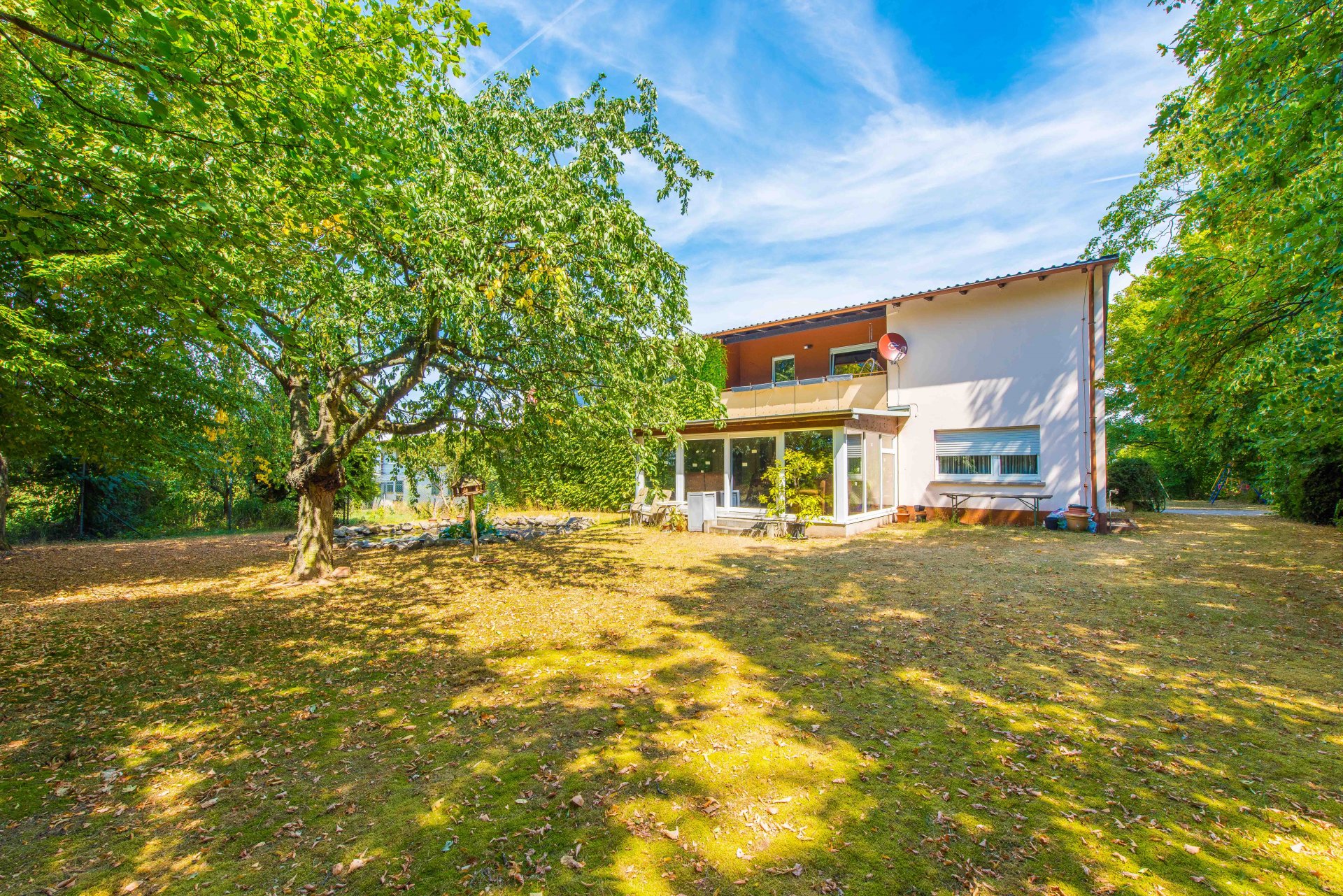 Separater Garten vom Haupthaus mit Wintergarten und kleinem Teich - Oliver Reifferscheid - Immobilienmakler Darmstadt