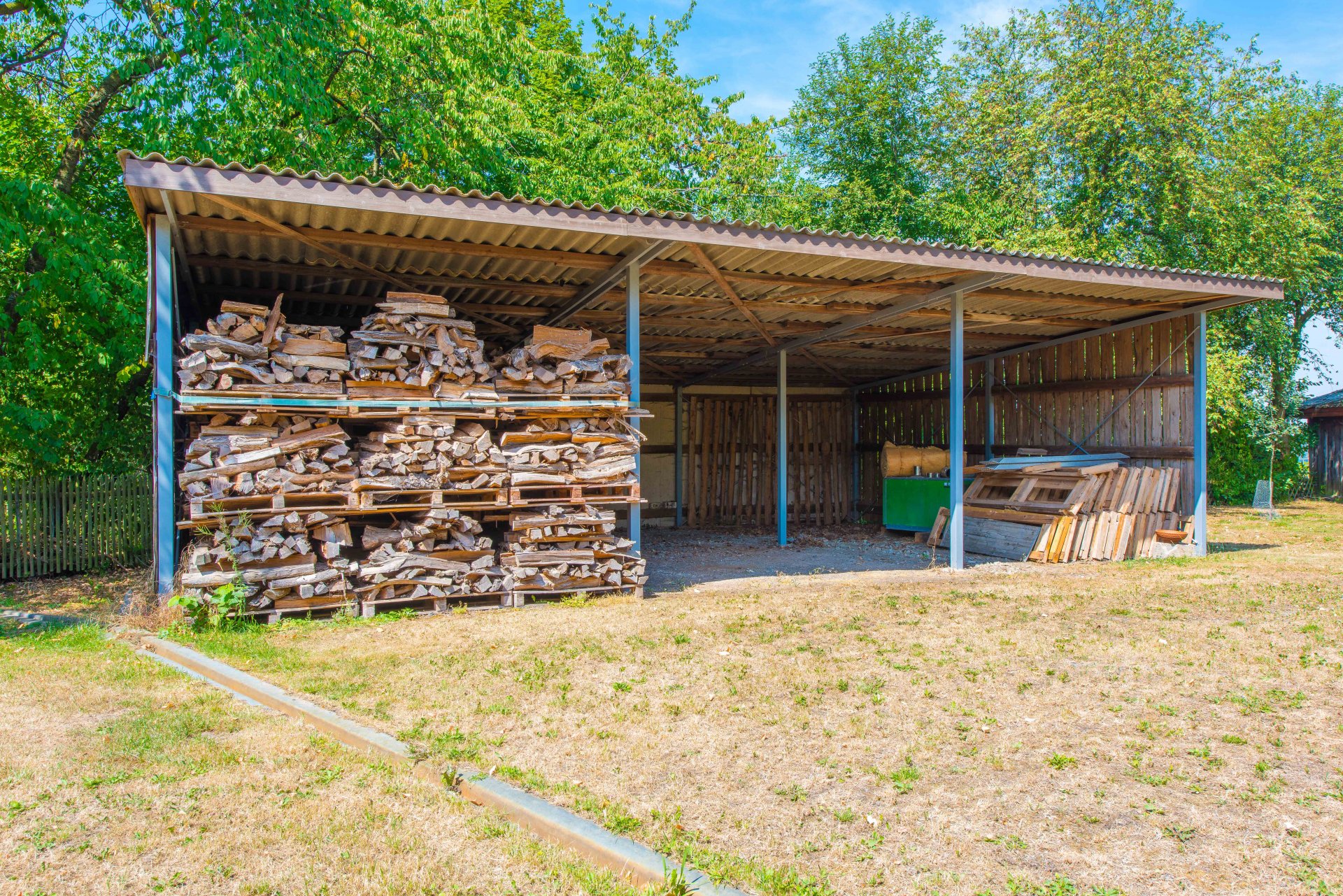 Großer Carport für Wohnmobile oder als Holzlager - Oliver Reifferscheid - Immobilienmakler Darmstadt