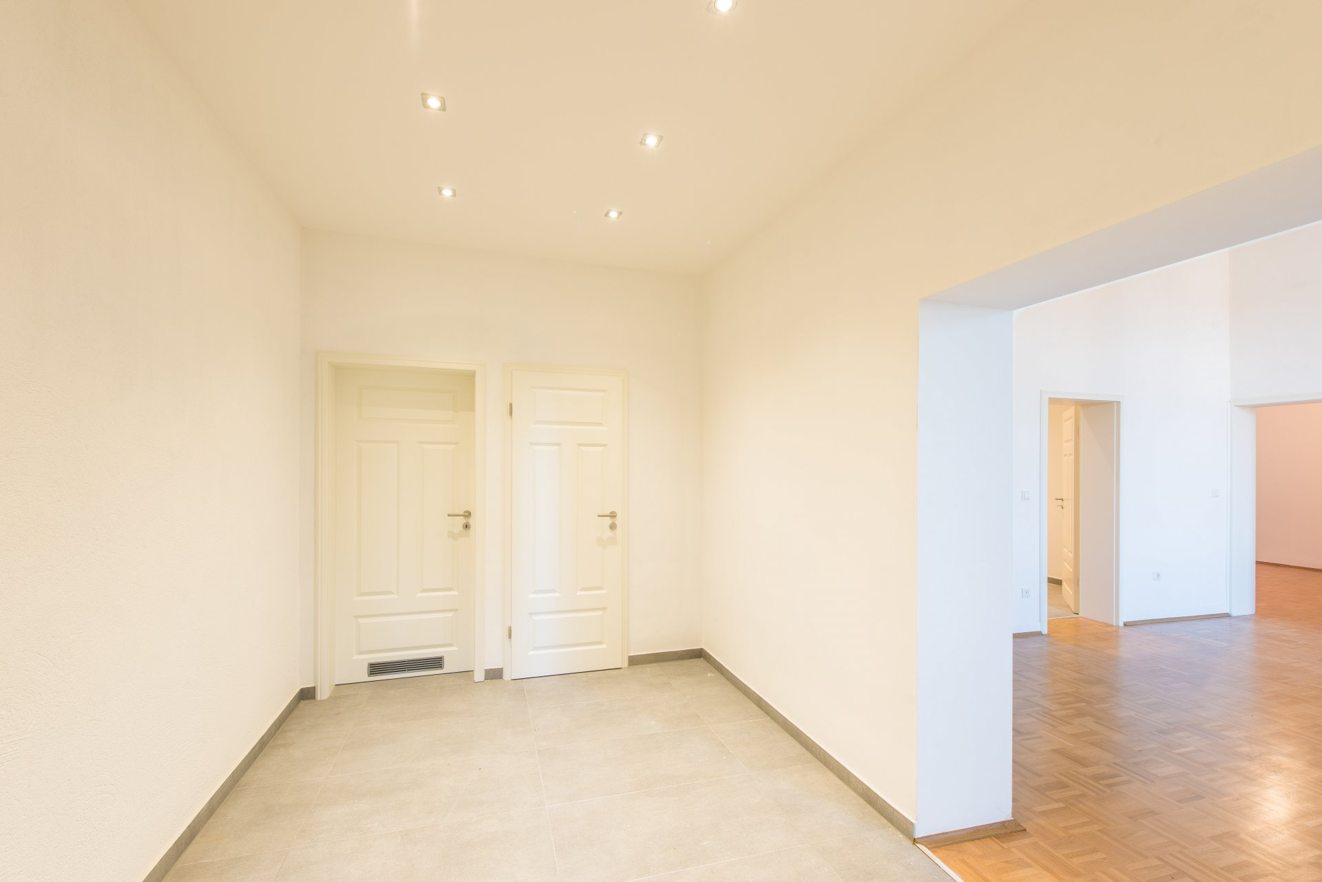Eingangsbereich mit Gäste WC und Hauswirtschaftsraum. In der Decke LED Spots - Oliver Reifferscheid - Immobilienmakler Darmstadt