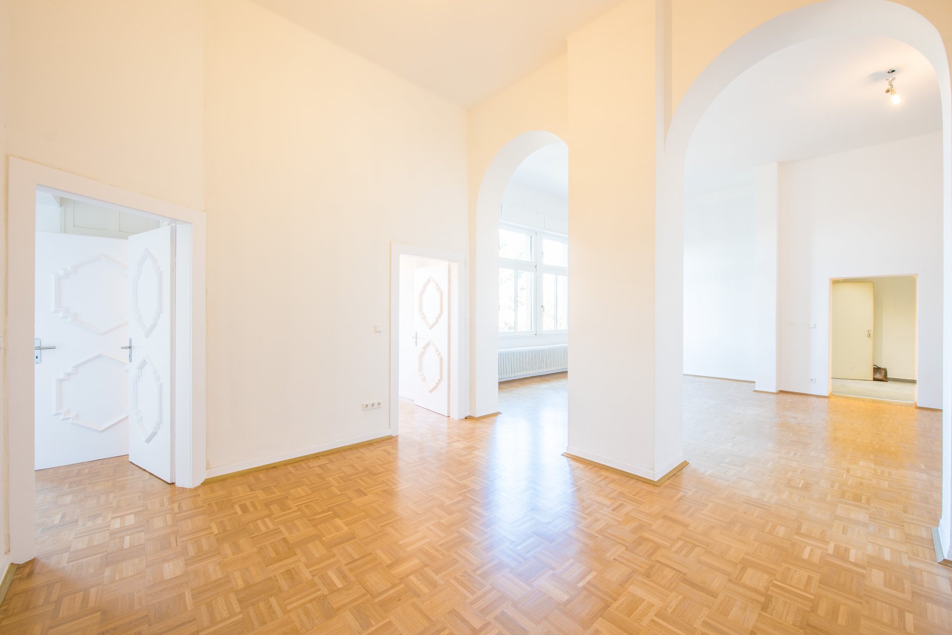 Essbereich mit Säulen und Halbrundbögen zum Wohnzimmer. Vollholzparkett Eiche durchgehend verlegt - Oliver Reifferscheid - Immobilienmakler Darmstadt