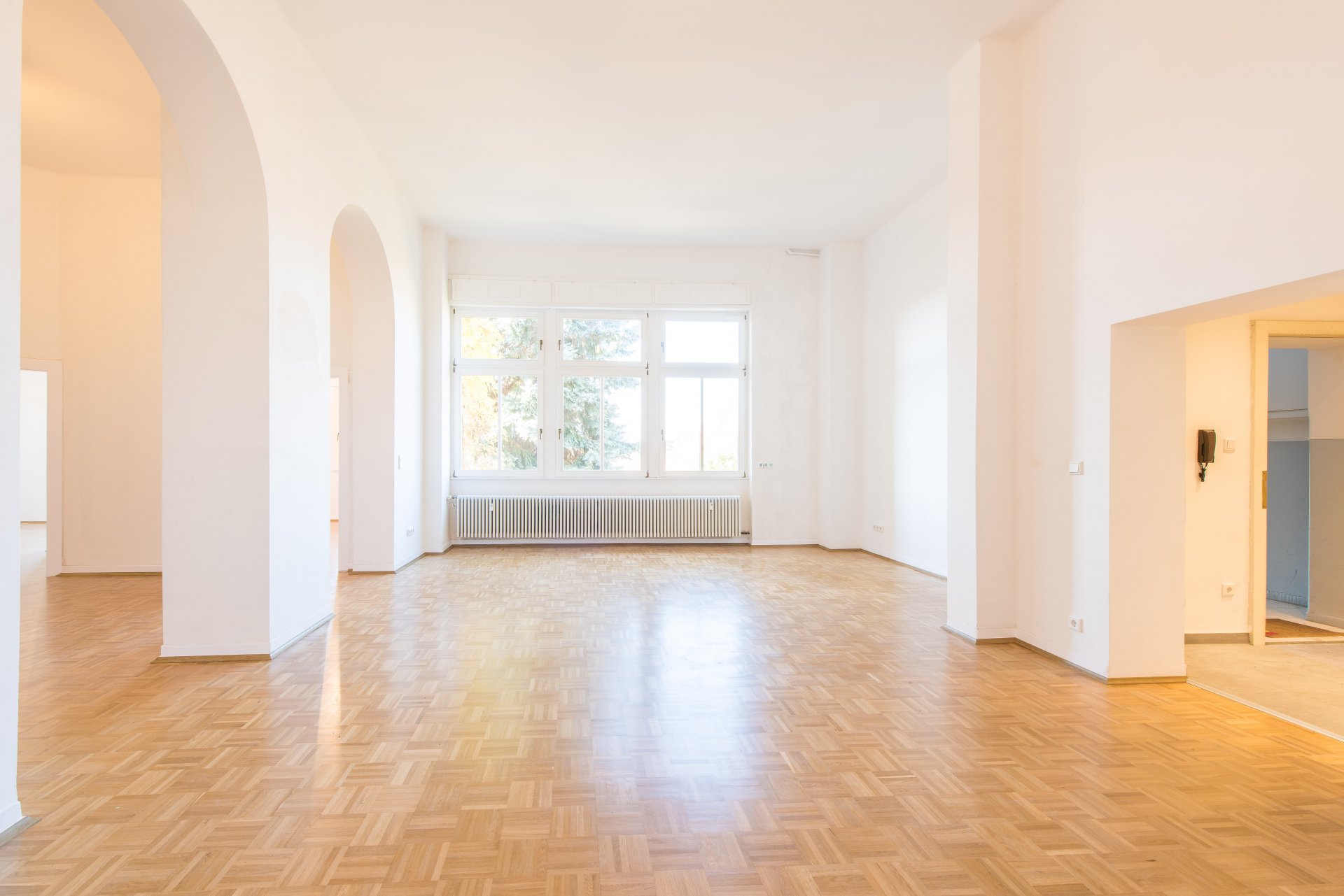 Rechts ist der moderne Eingangsbereich - Oliver Reifferscheid - Immobilienmakler Darmstadt