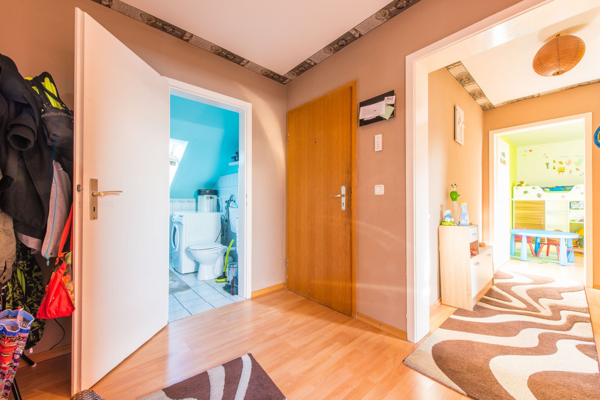 Zentraler Flurbereich mit Verbindung in alle Zimmer der Wohnung - Oliver Reifferscheid - Immobilienmakler Darmstadt