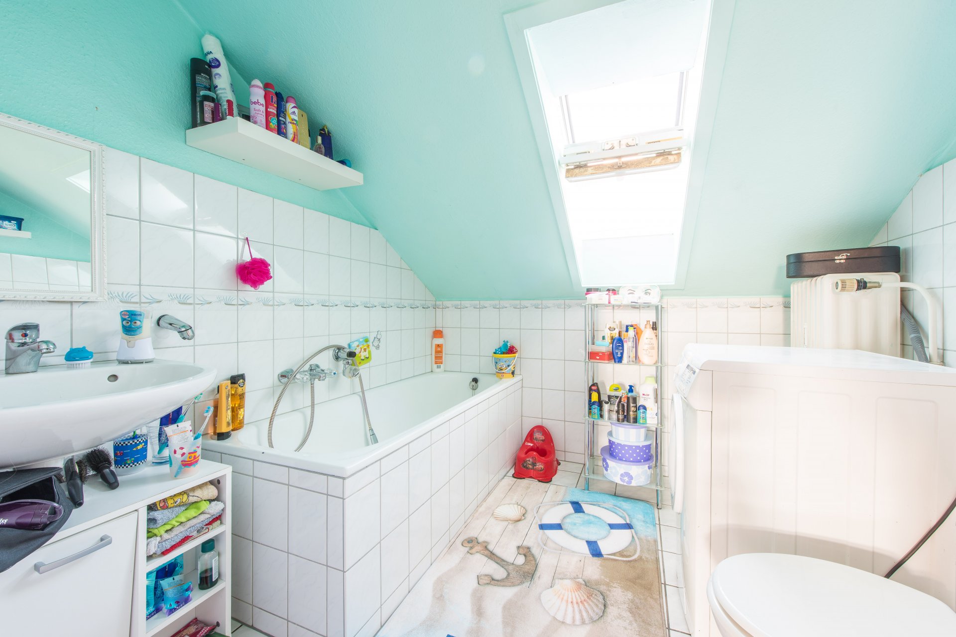 Helles, modernes Tageslichtbad mit Wanne und Waschmaschinenstellplatz - Oliver Reifferscheid - Immobilienmakler Darmstadt
