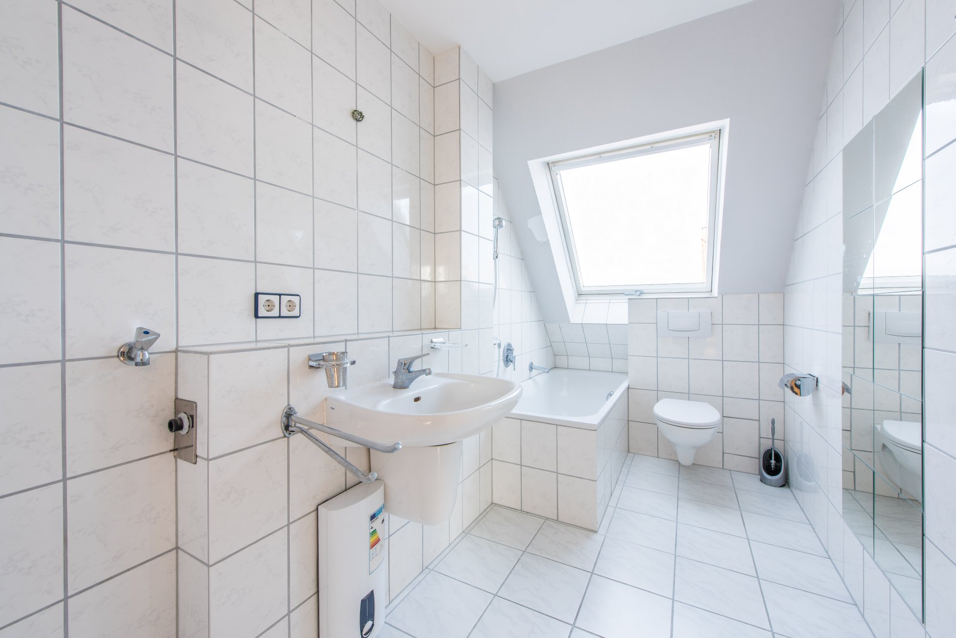 Relativ großes Tageslichtbad mit Badewanne und Waschmaschinenstellplatz - Oliver Reifferscheid - Immobilienmakler Darmstadt