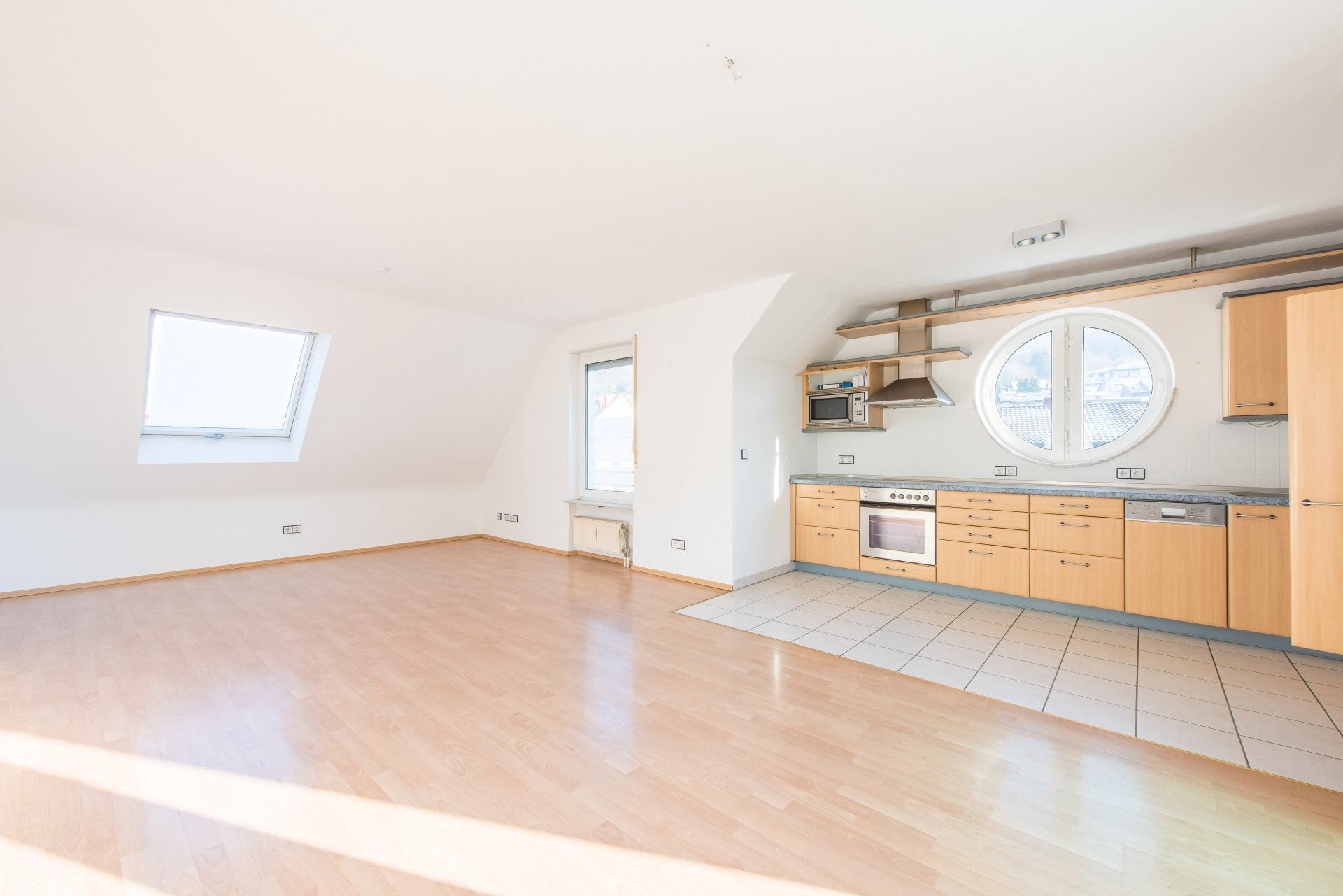 25 !!! Steckdosen im Wohnzimmer - Oliver Reifferscheid - Immobilienmakler Darmstadt