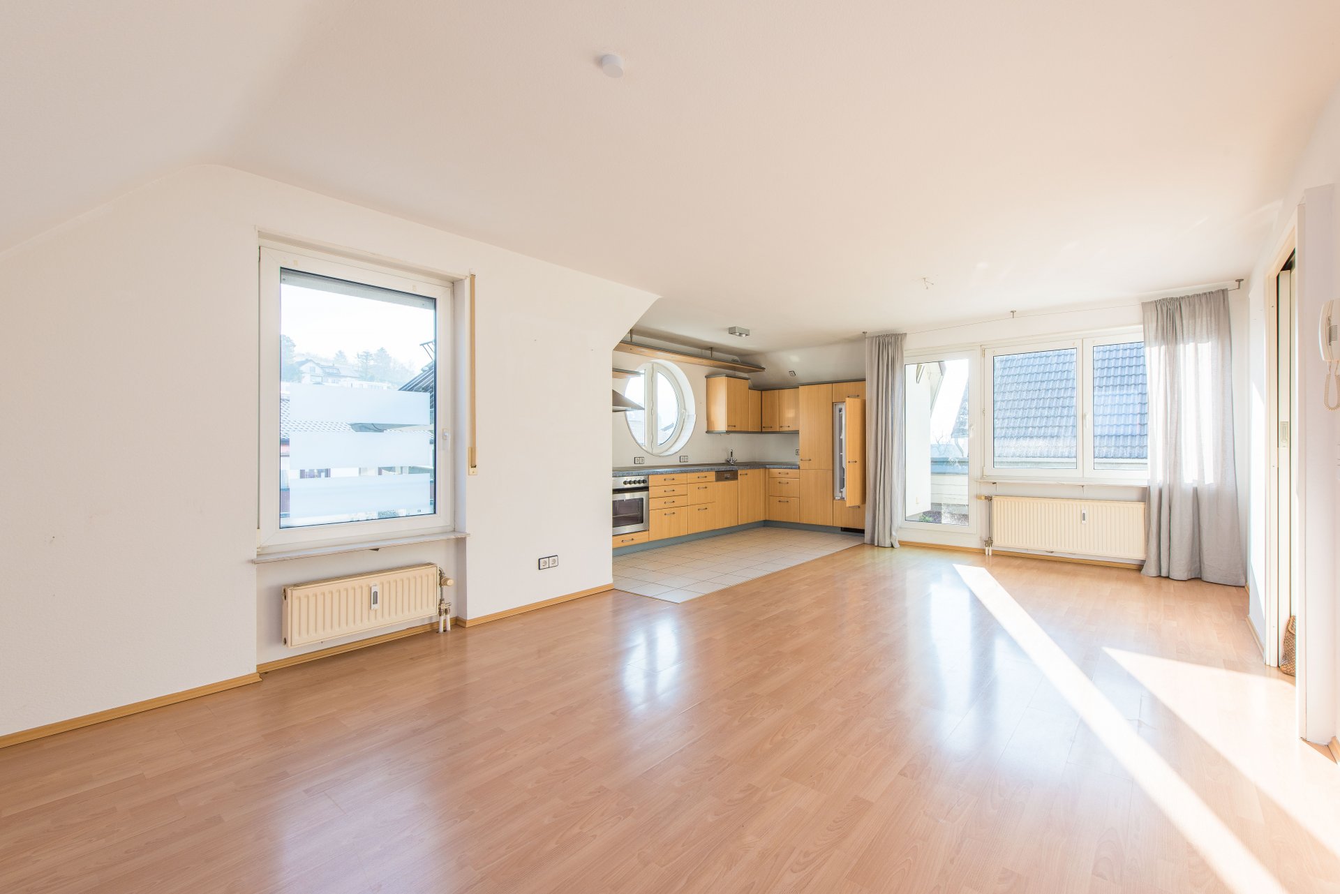 Vertikale Fenster Richtung Süden lassen viel Licht in die Wohnung - Oliver Reifferscheid - Immobilienmakler Darmstadt