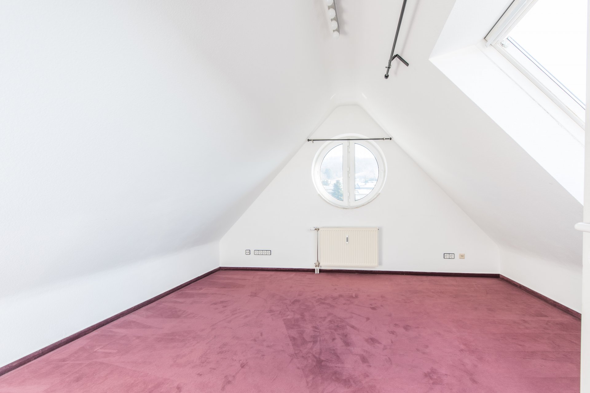 Schlafzimmer im Dachgiebel. Wer hier nicht schlafen kann, ist selbst Schuld - Oliver Reifferscheid - Immobilienmakler Darmstadt
