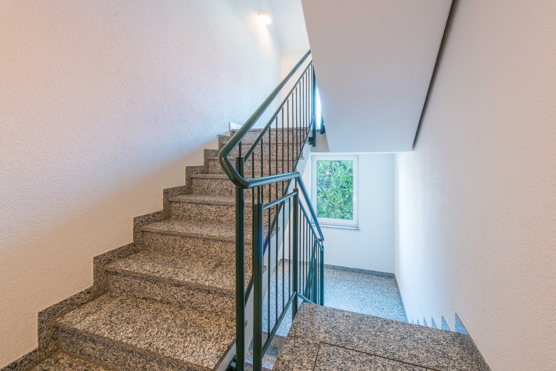 Natursteinbelag mit hoher Abriebklasse im Treppenhaus - Oliver Reifferscheid - Immobilienmakler Darmstadt