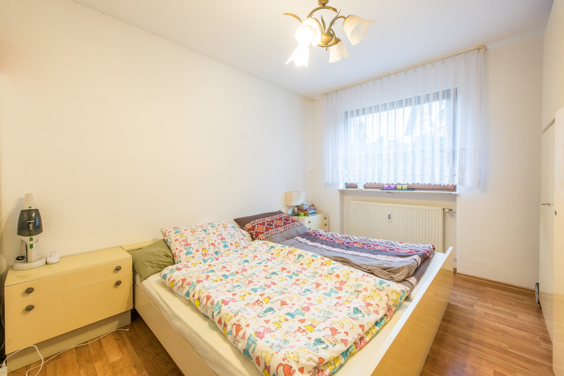 Elternschlafzimmer mit Fenster zur straßenabgewandten Seite - Oliver Reifferscheid - Immobilienmakler Darmstadt