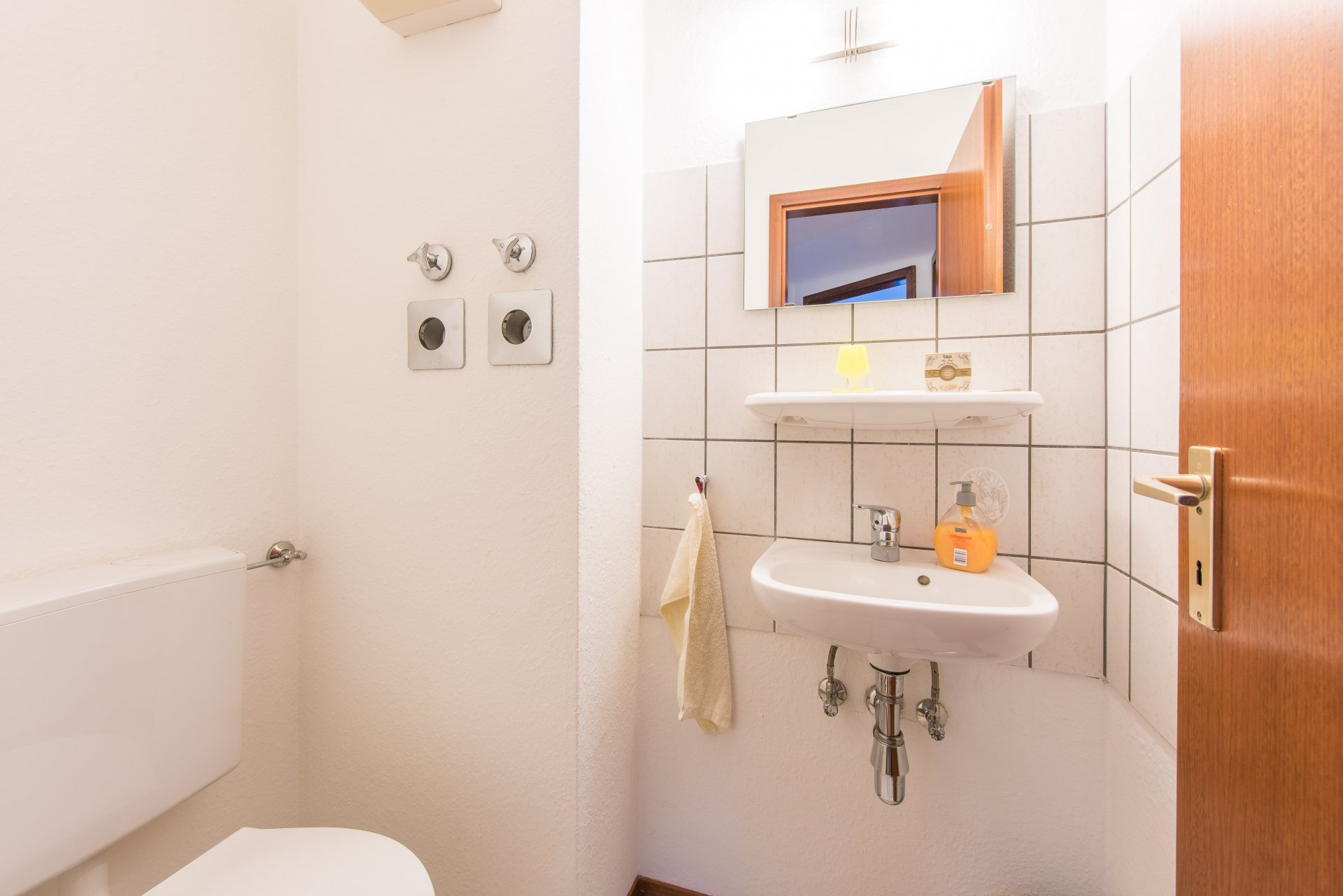 Gäste WC mit Wasserzählern für Kalt und Warm - Oliver Reifferscheid - Immobilienmakler Darmstadt
