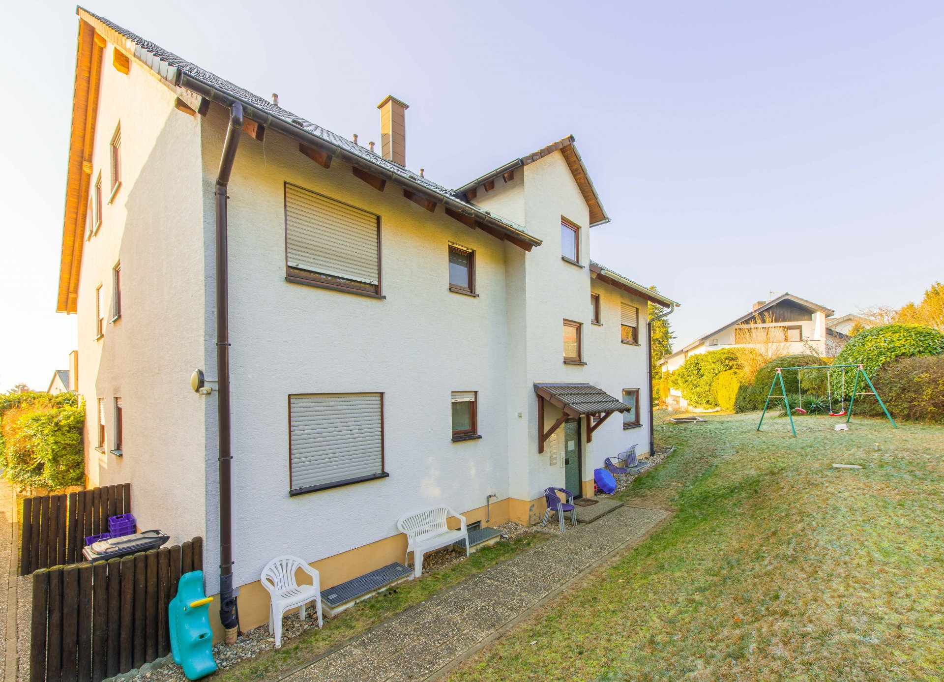 Gebäudeeingang geschützt auf der Rückseite - Oliver Reifferscheid - Immobilienmakler Darmstadt