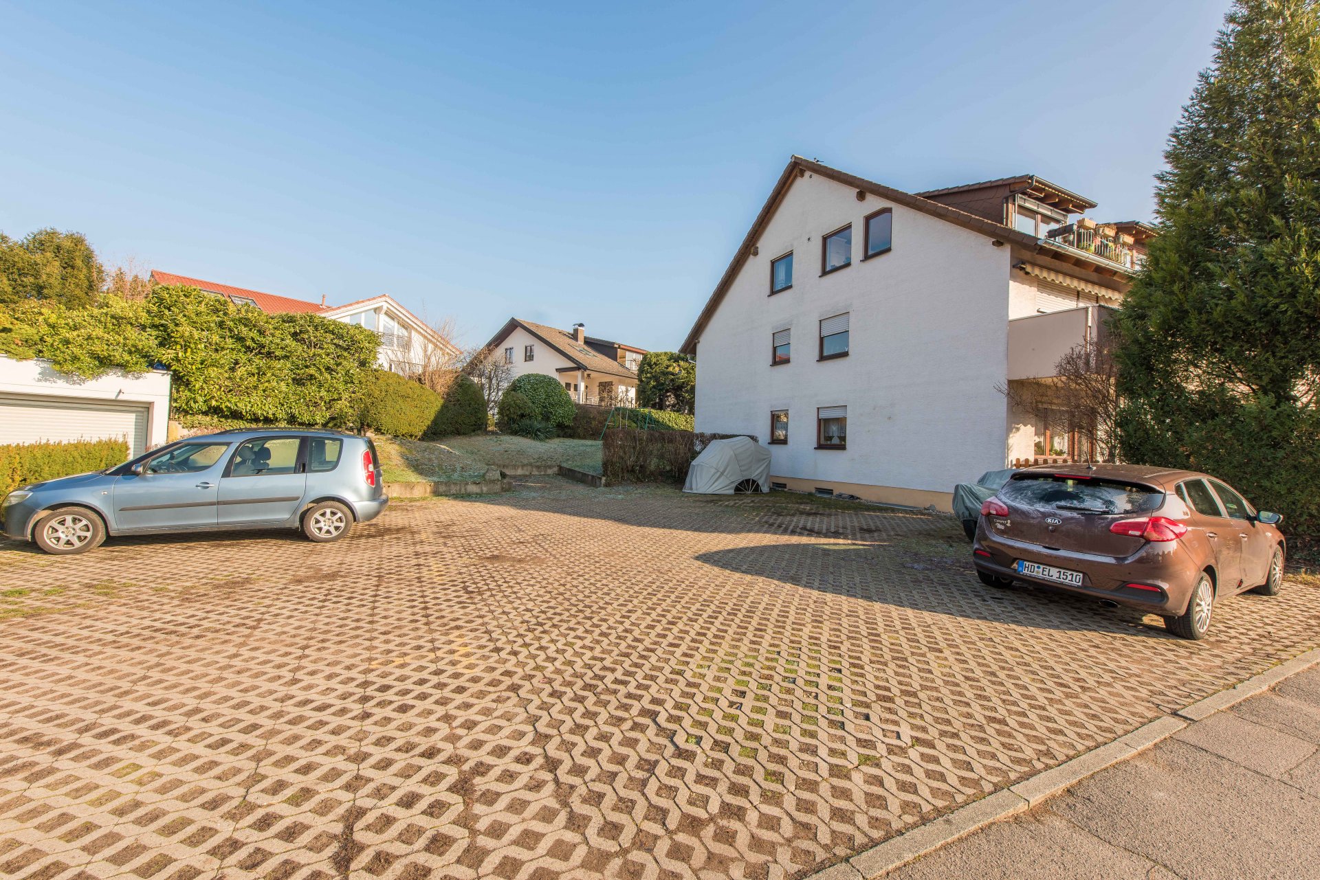 Großer Parkplatz für alle Wohnungen - Oliver Reifferscheid - Immobilienmakler Darmstadt