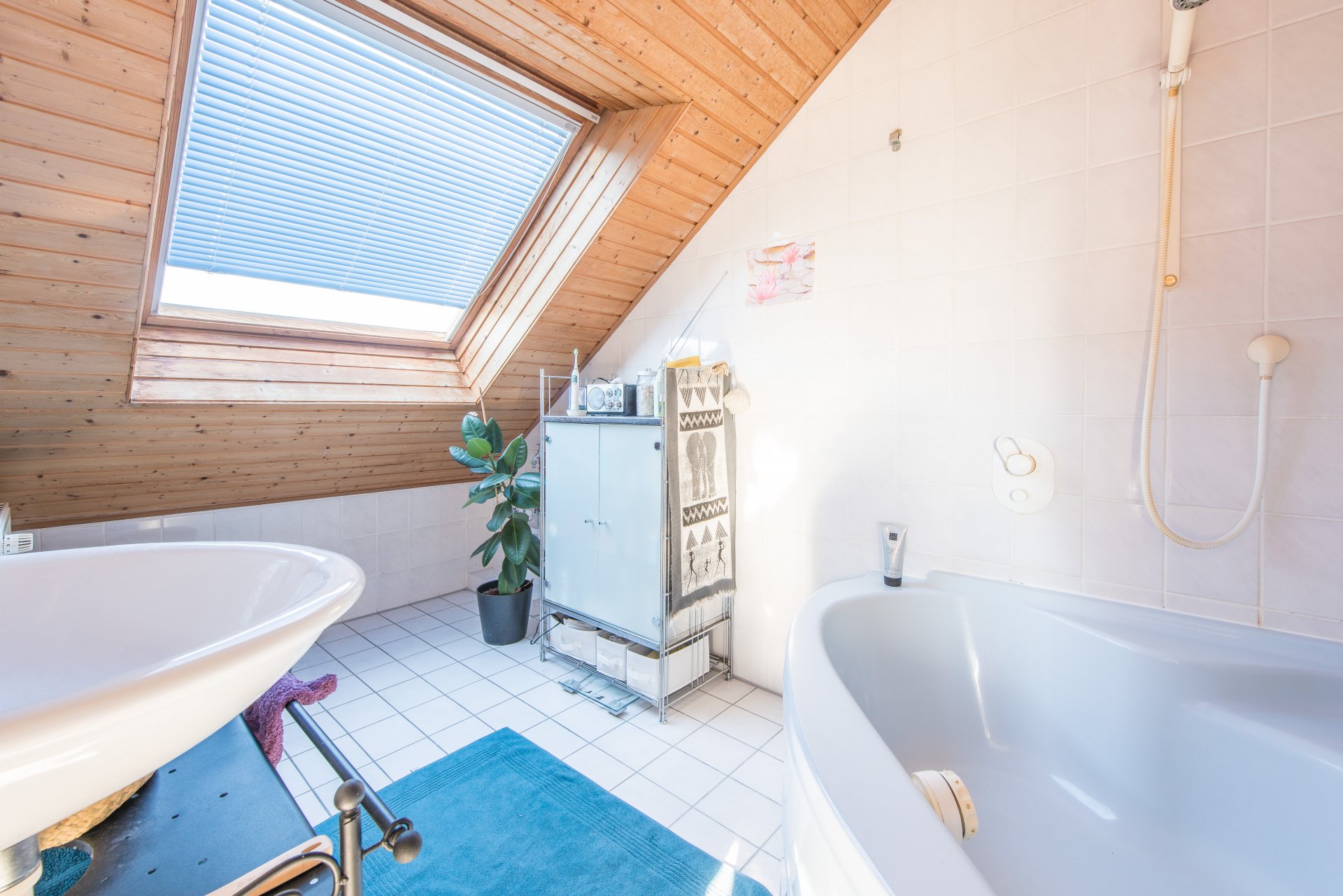 Tageslicht und Eckbadewanne - Oliver Reifferscheid - Immobilienmakler Darmstadt