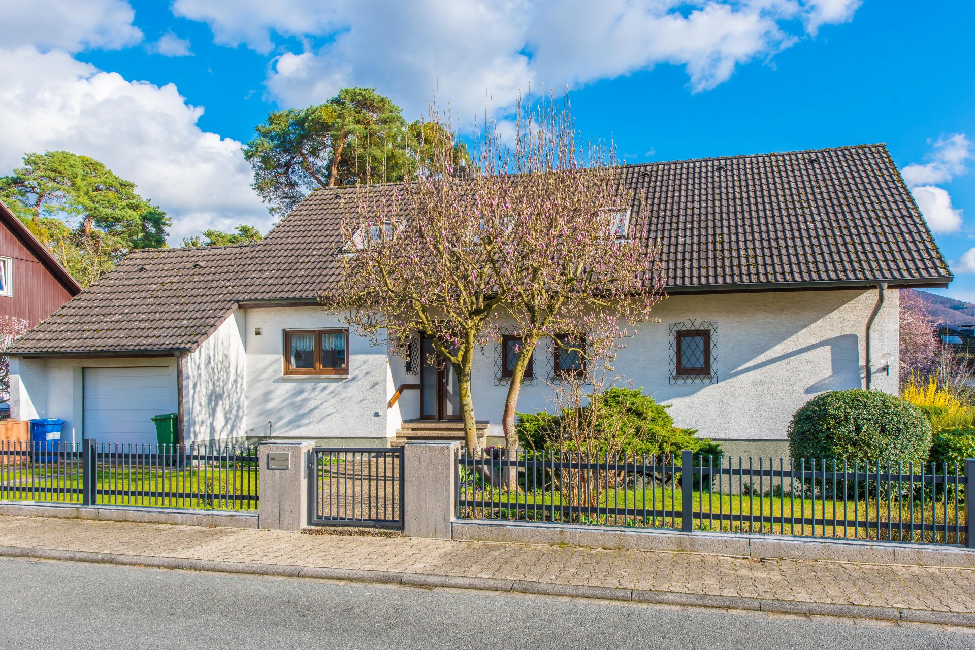 Top in Schuss mit neu gestaltetem Einfahrtsbereich - Oliver Reifferscheid - Immobilienmakler Darmstadt
