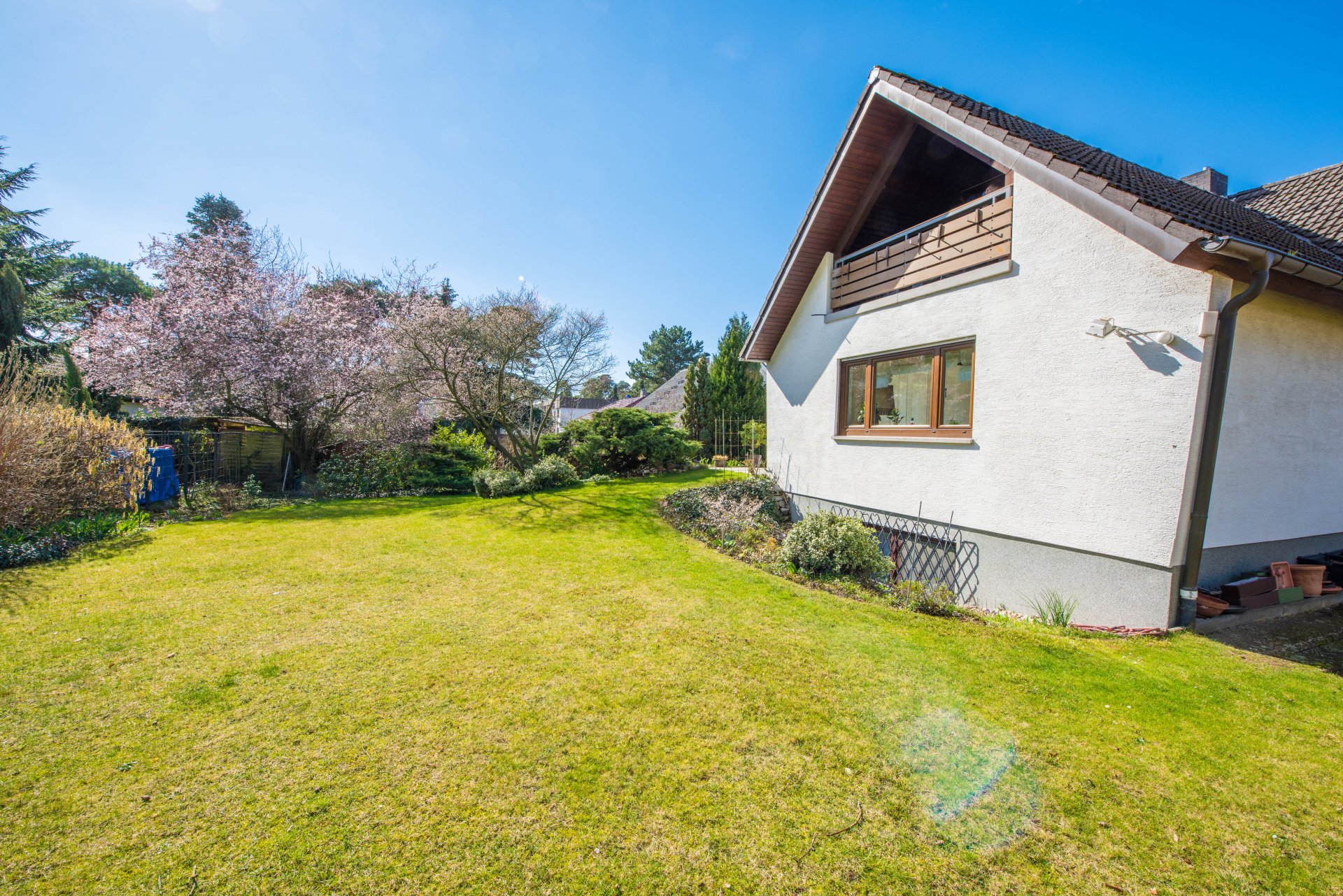 Rasen und Beete werden mittels Gardena Beregnungsanlage bewässert - Oliver Reifferscheid - Immobilienmakler Darmstadt