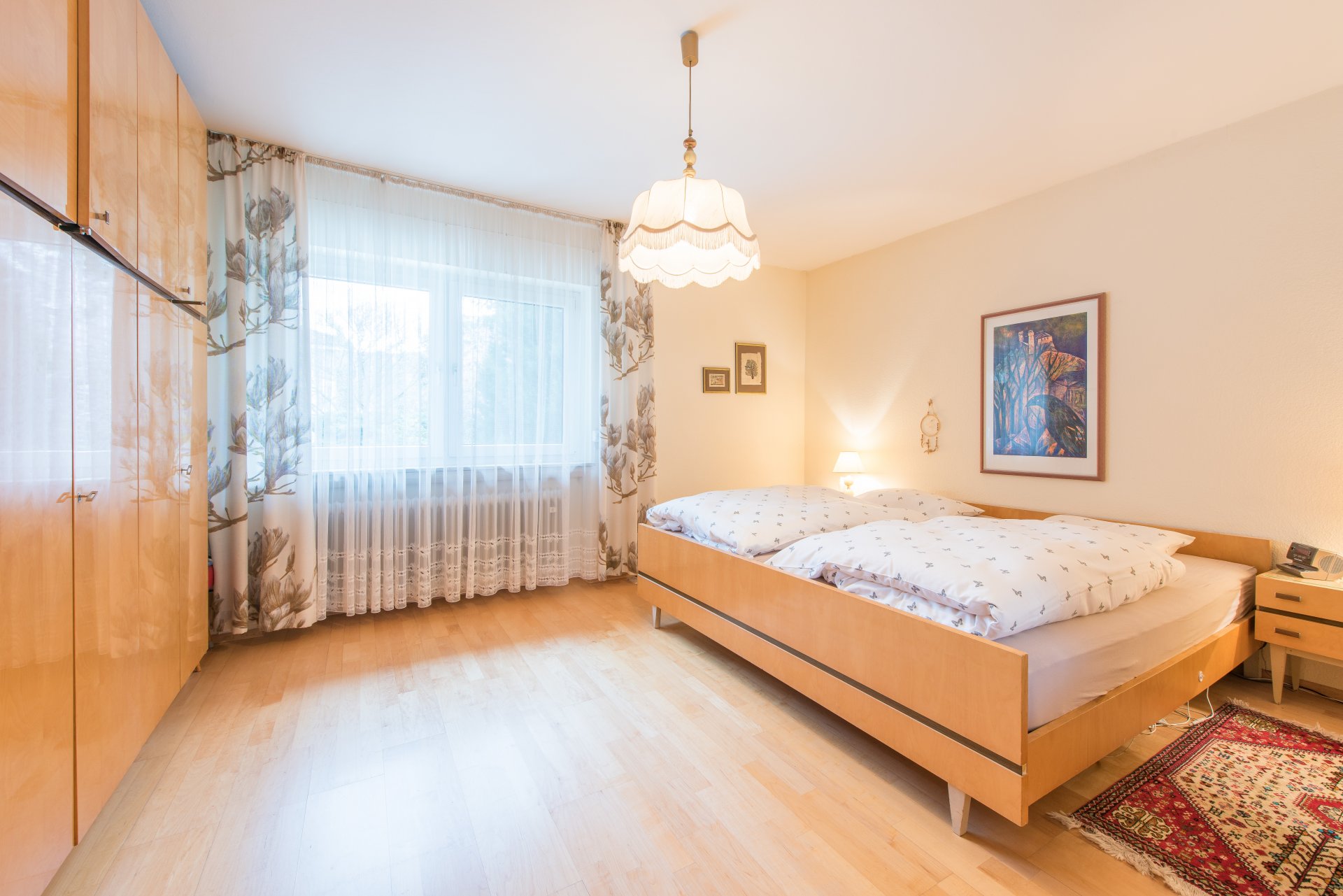 Hauptschlafzimmer in der Elternsuite. Es gibt noch 4 - 5 weitere Schlafzimmer und einen großen Hobbyraum - Oliver Reifferscheid - Immobilienmakler Darmstadt