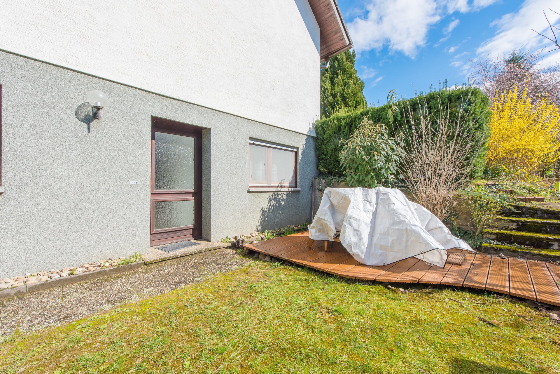 Seitlicher Eingang zur Einliegerwohnung mit schicker Holzdielenterrasse. Völlig separat zum sonstigen Grundstück - Oliver Reifferscheid - Immobilienmakler Darmstadt