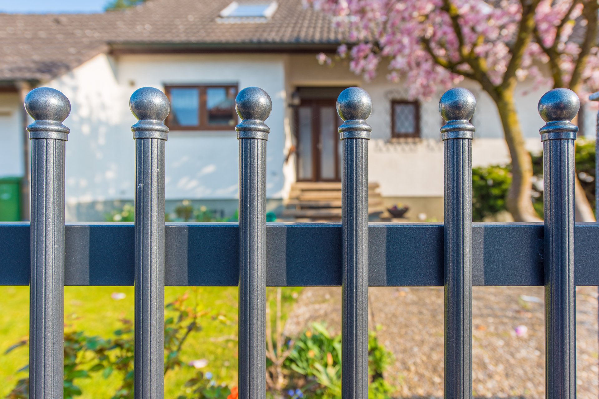 Neuer Zaun und elektrisches, funkgesteuertes Schiebetor für NP 10.000,- € - Oliver Reifferscheid - Immobilienmakler Darmstadt