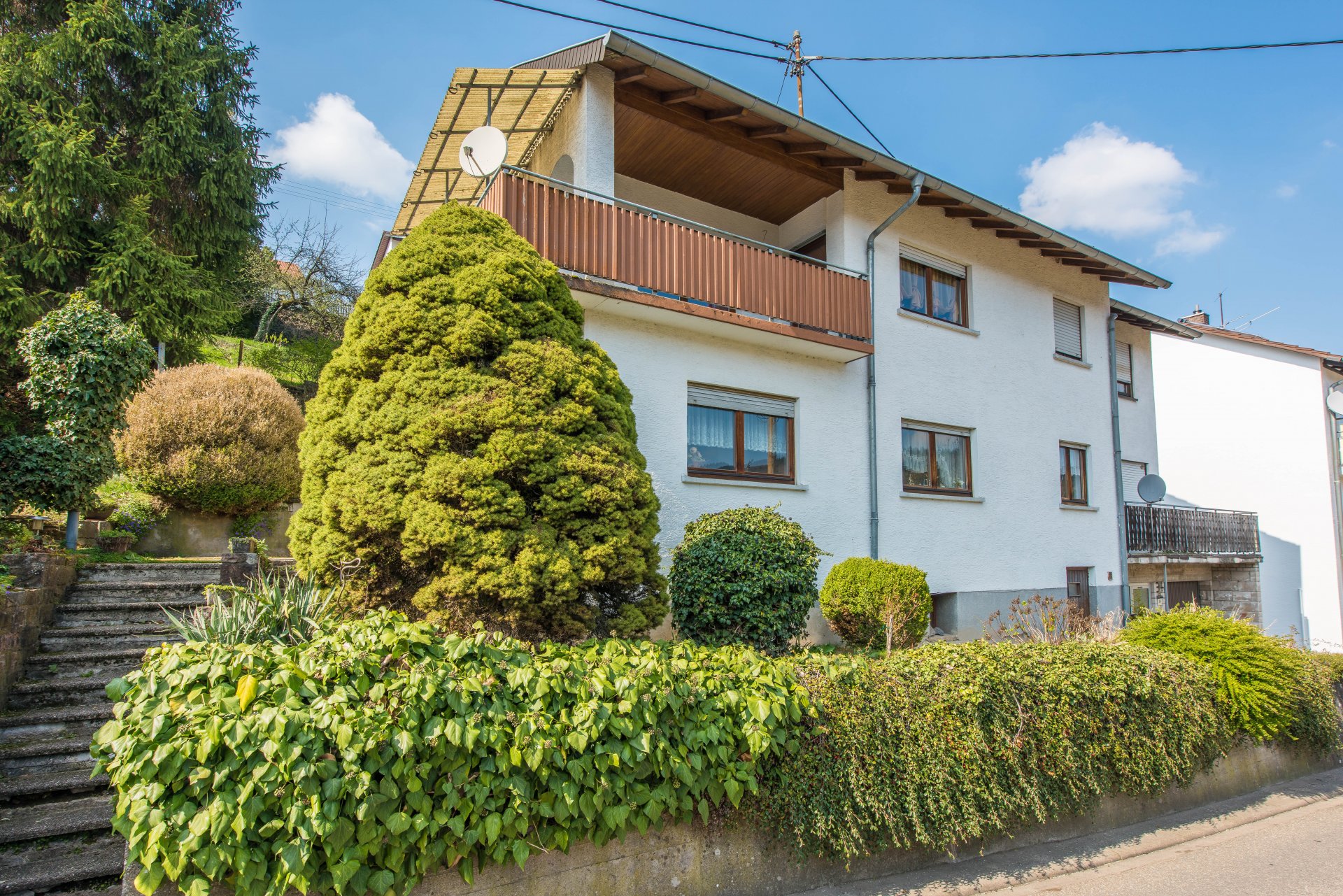 Ein- Zweifamlienhaus in oberer Hanglage - Oliver Reifferscheid - Immobilienmakler Darmstadt