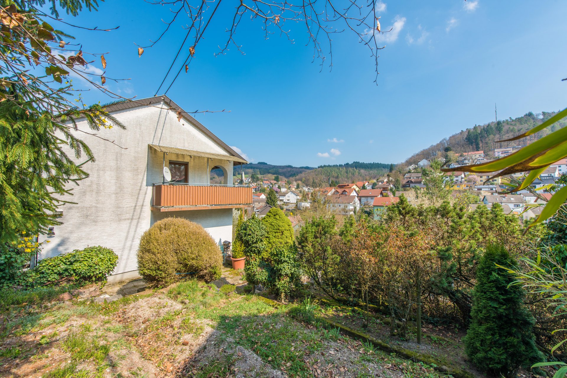 Kleines Gärtchen mit Blick direkt am Haus - Oliver Reifferscheid - Immobilienmakler Darmstadt