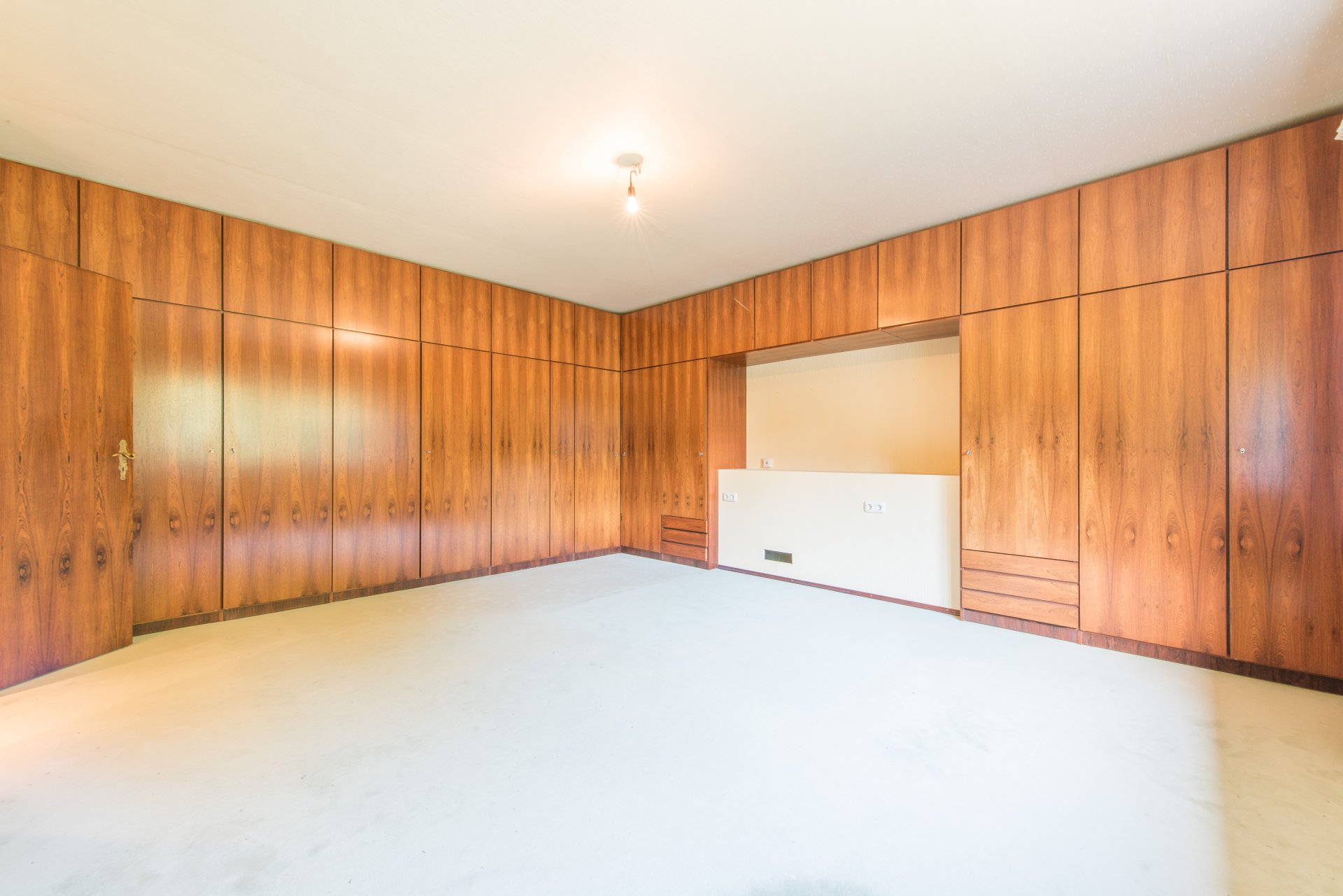 Wunderbar vertäfelte Einbauschränke im Vintagelook. Die Zimmertüren mit ähnlicher Holzmaserung - Oliver Reifferscheid - Immobilienmakler Darmstadt