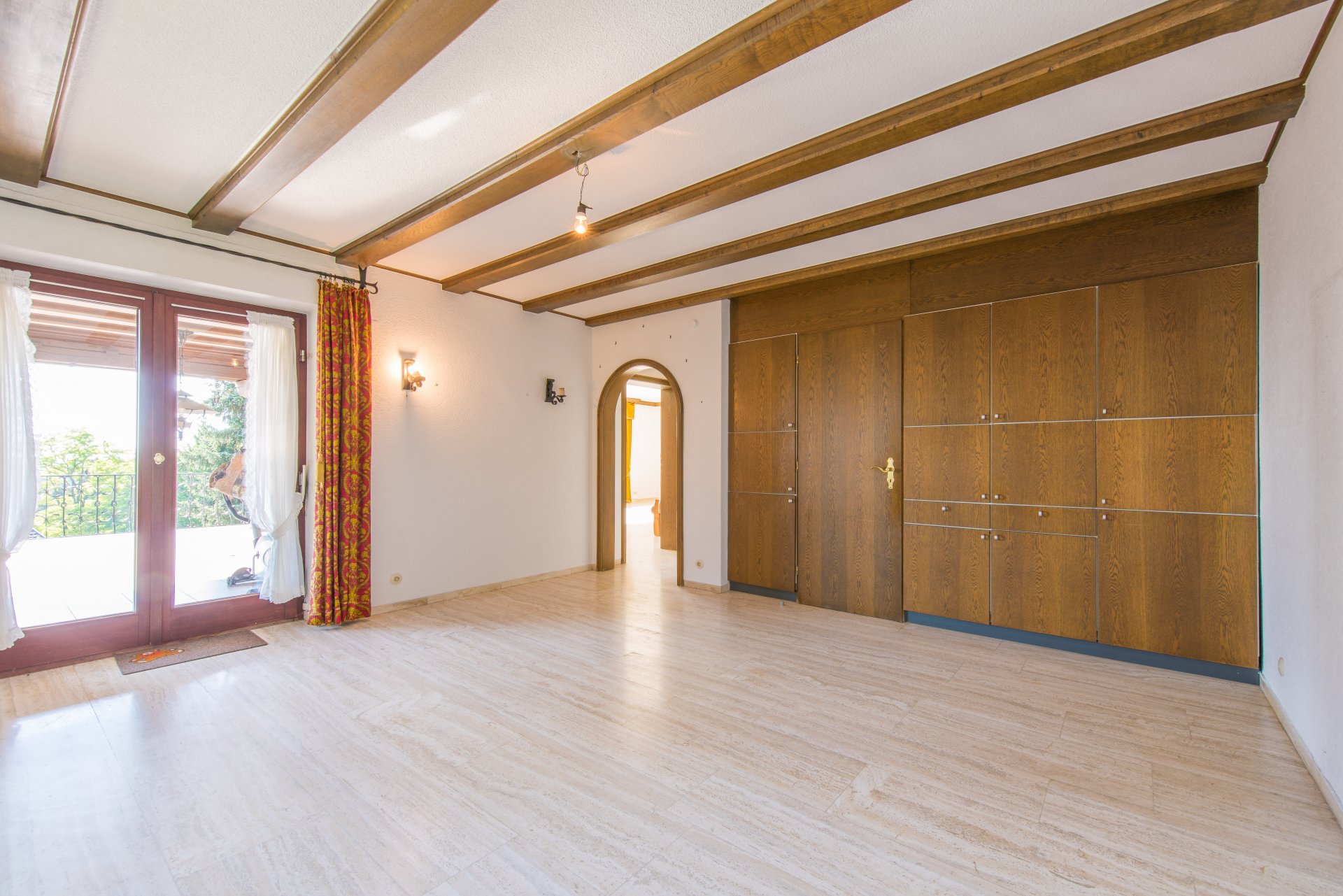 Essbereich nur durch einen doppeltürigen Einbauschrank von der Küche getrennt, kann also leicht geöffnet werden - Oliver Reifferscheid - Immobilienmakler Darmstadt