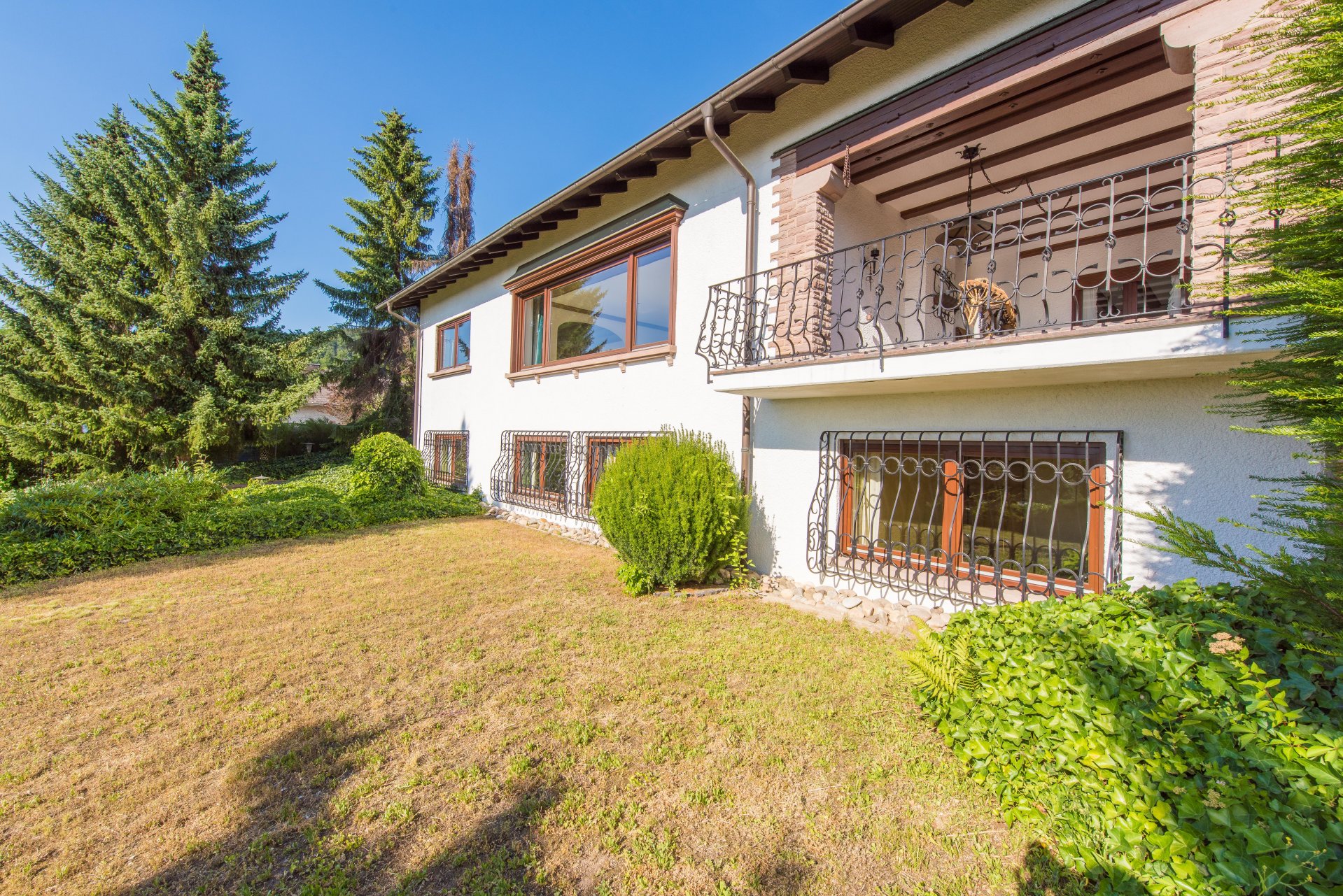 Große Fenster in allen Ebenen ergeben viel Blick für alle im Haus - Oliver Reifferscheid - Immobilienmakler Darmstadt